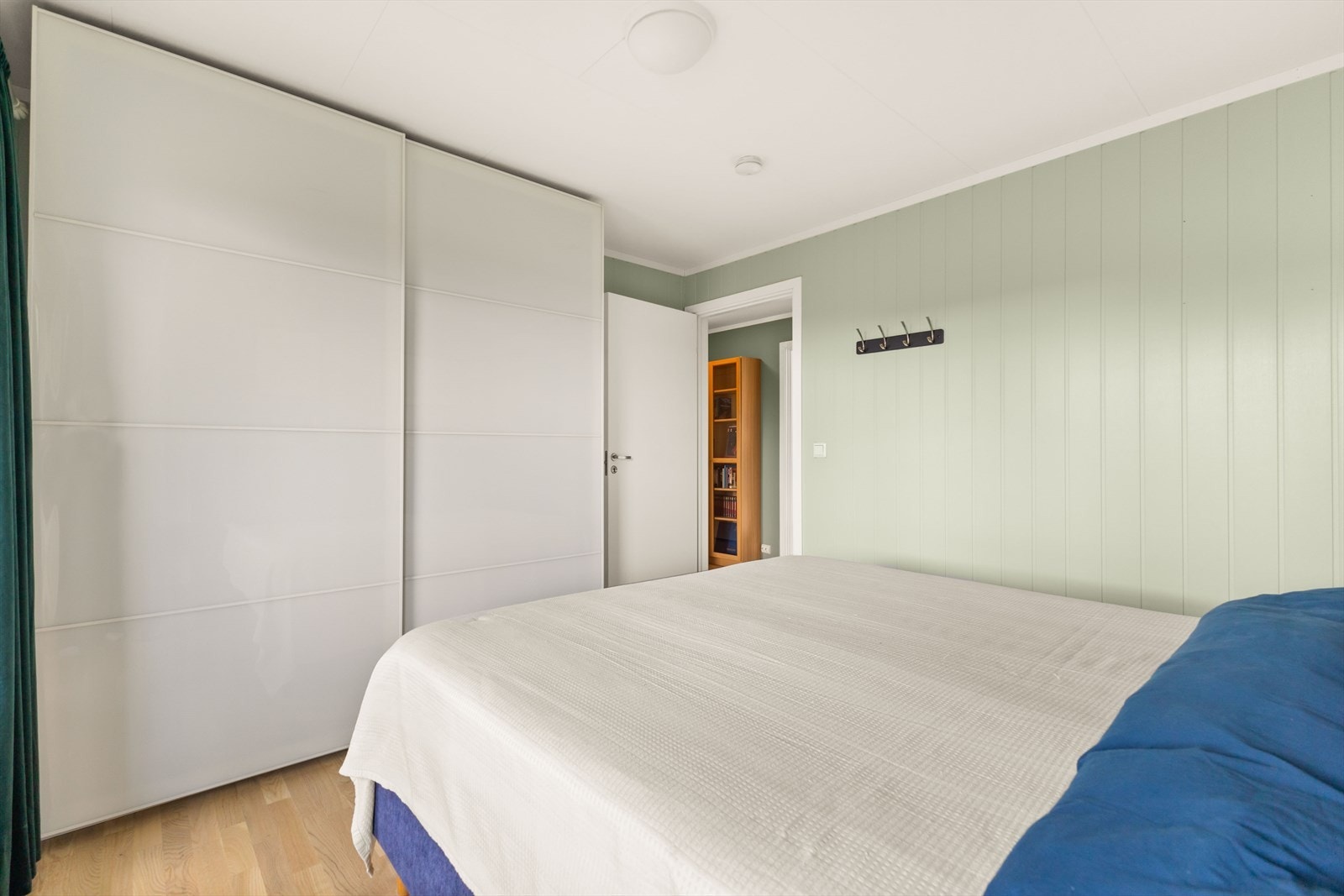 Stor skyvedørsgarderobe med god plass for klesoppbevaring. Galleribilde