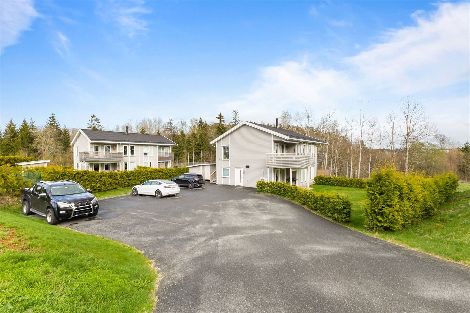 Sameiet har gode parkeringsmuligheter på felles parkeringsplass. Galleribilde