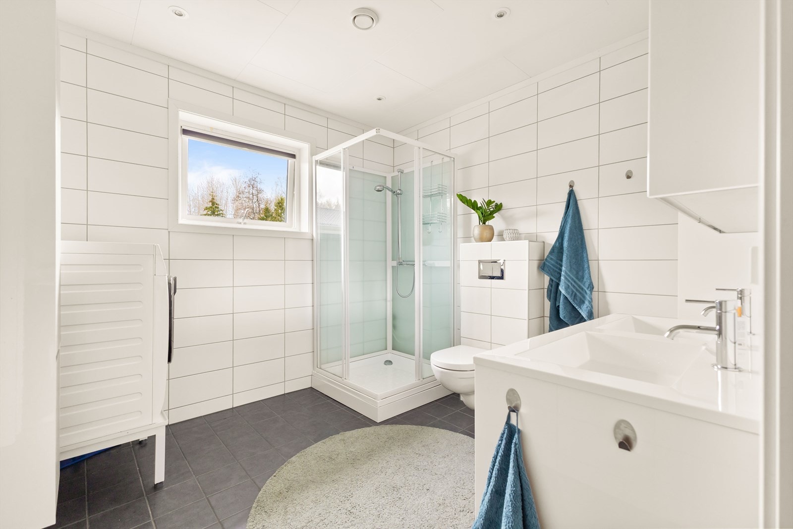 Baderommet har takessplater i tak og fliser på vegg/gulv. Galleribilde