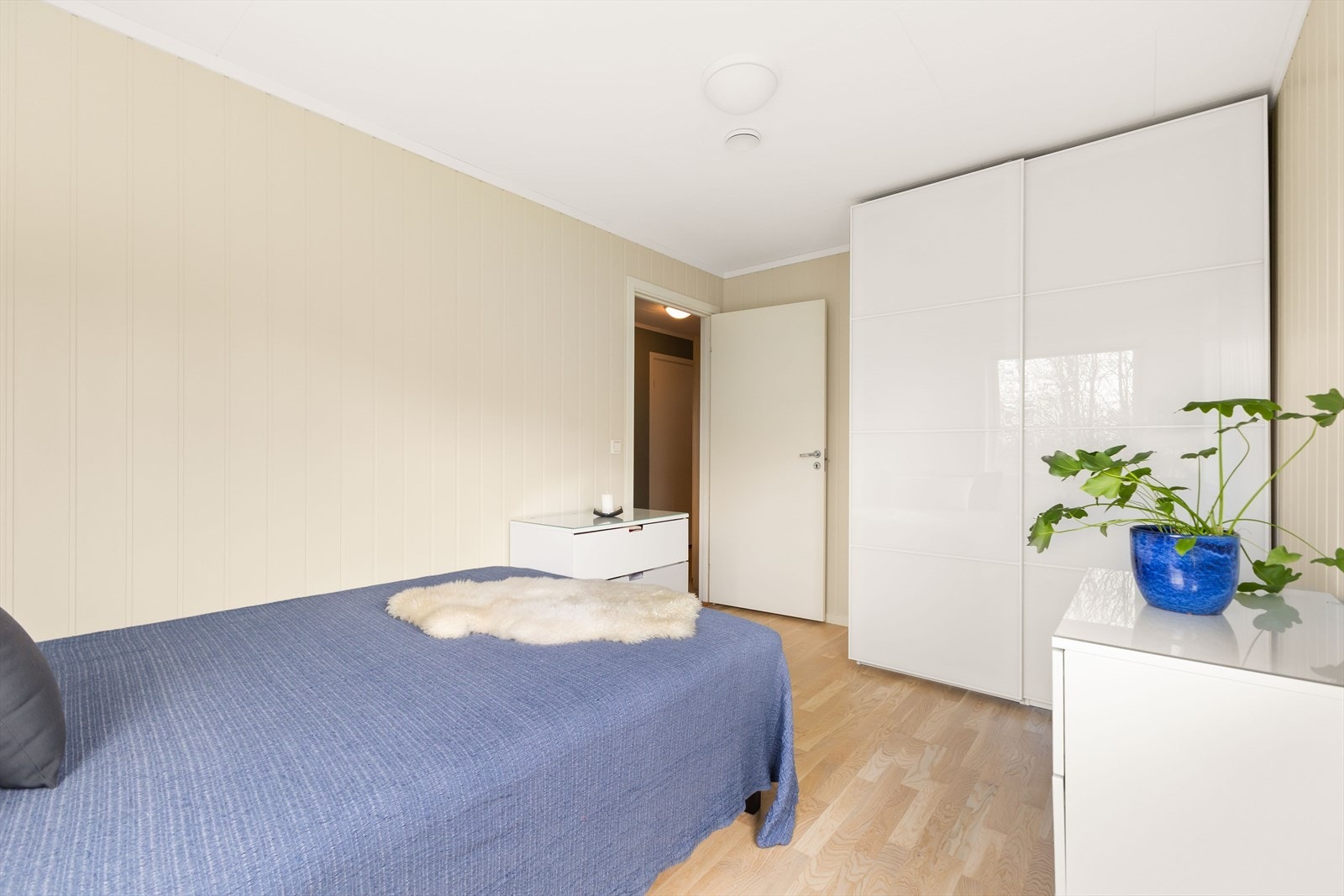 Alle soverommene har rikelig med garderobeplass. Galleribilde