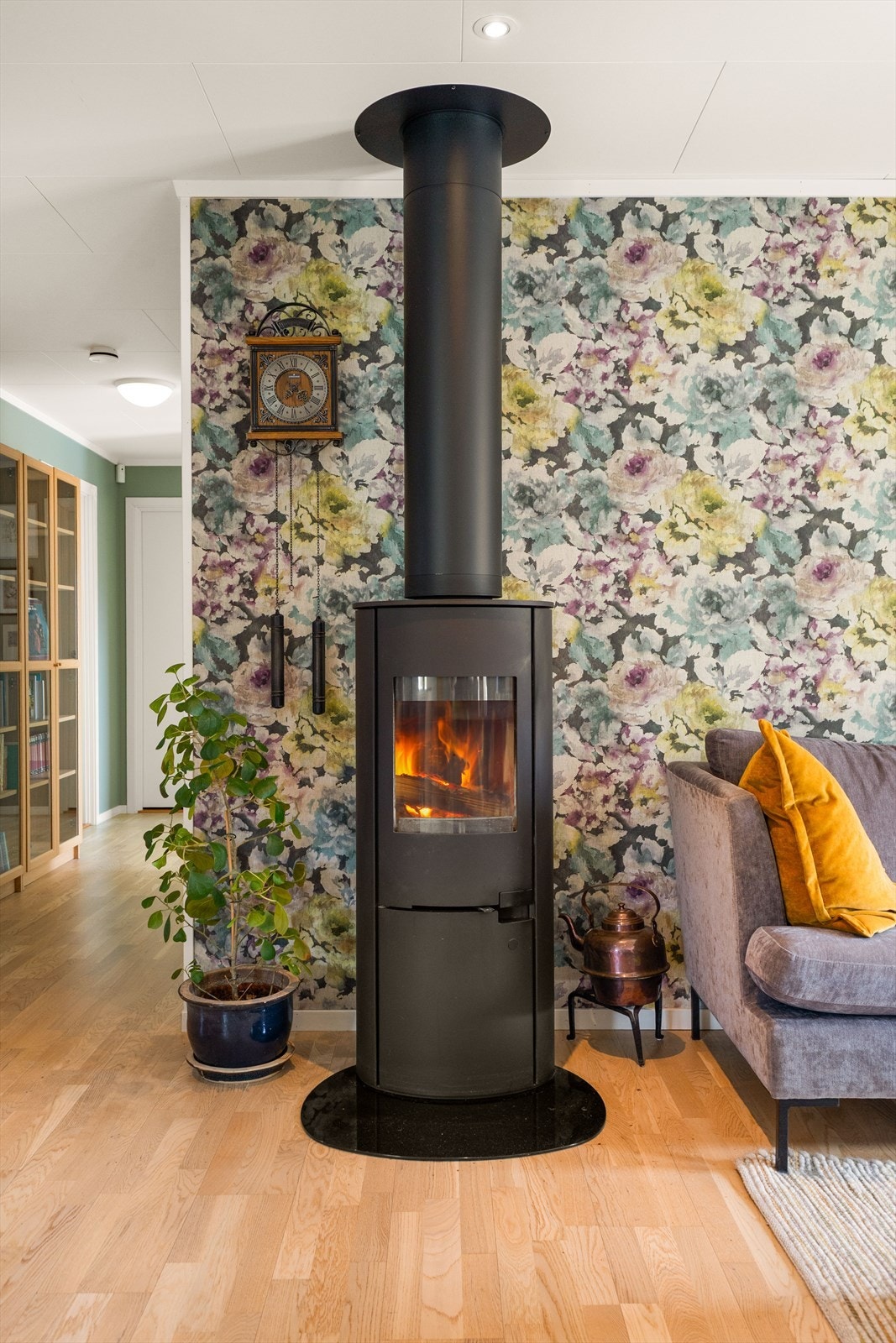 På stuen er det montert en flott, rentbrennede vedovn som gir god stemning og fin innetemperatur på kjølige høst- og vinterkvelder. Galleribilde