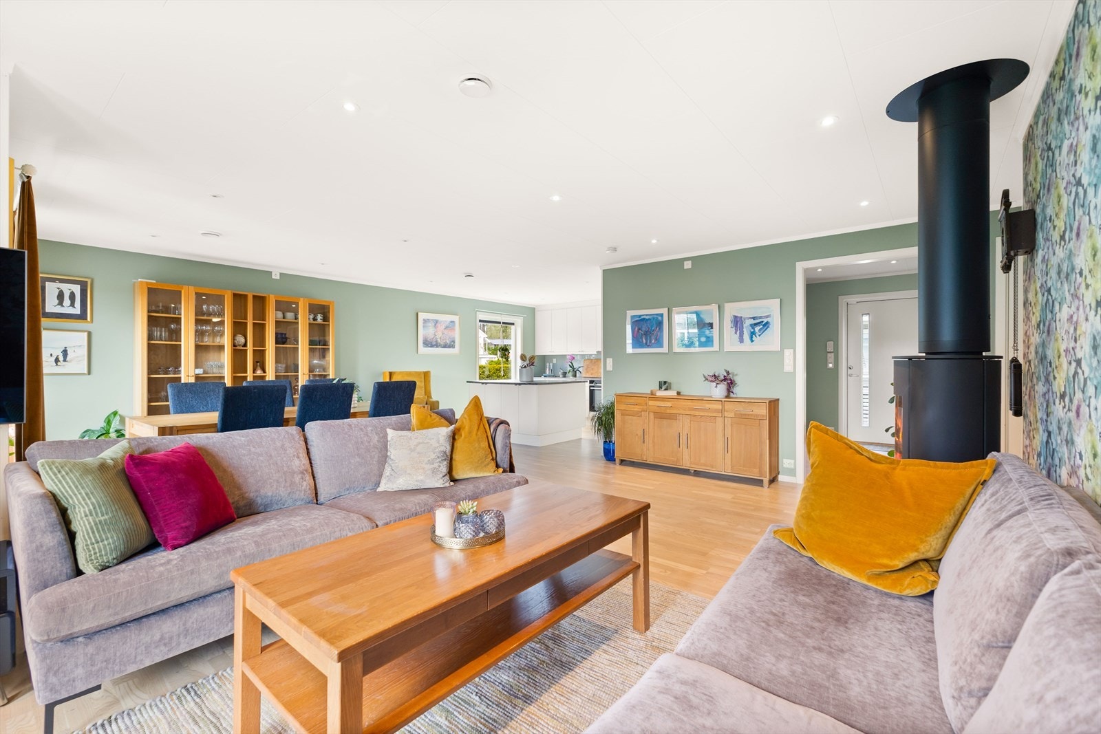 Stuens gode utforming og de tidløse fargevalgene på vegger legger et godt grunnlag for å innrede rommet etter eget ønske. Galleribilde