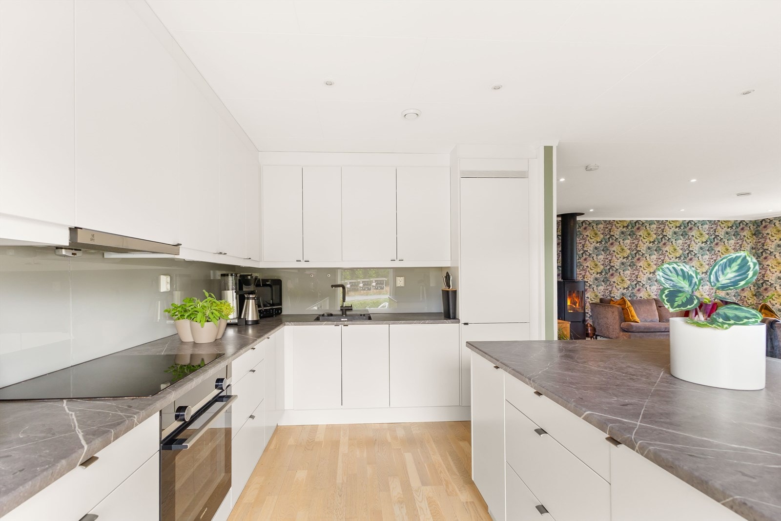 Kjøkkenet har rikelig med skap- og benkeplass. Galleribilde