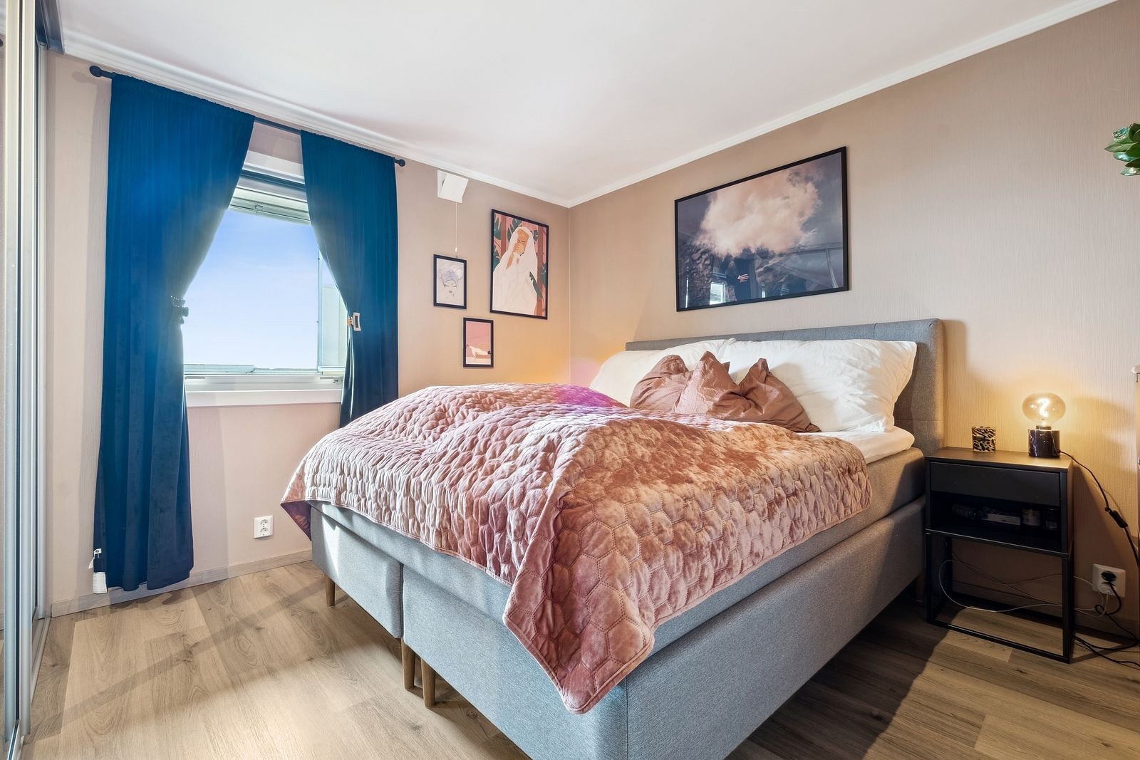 Soverom - med skyvedørsgarderobe, plass til dobbeltseng og kommode. Galleribilde