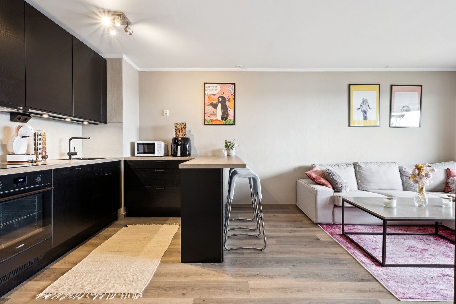 Stue/kjøkken - Leiligheten fremstår lys og pen. Galleribilde