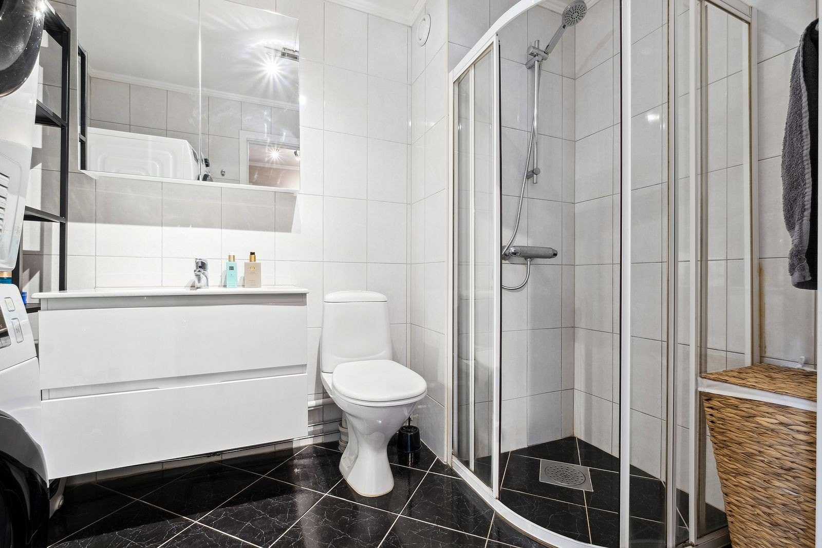 Bad - Romslig med dusjhjørne, og plass til vaskemaskin og tørketrommel. Galleribilde