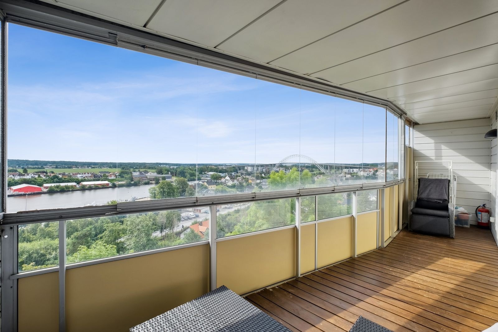 Romslig innglasset balkong med utsikt mot Fredrikstadbrua Galleribilde