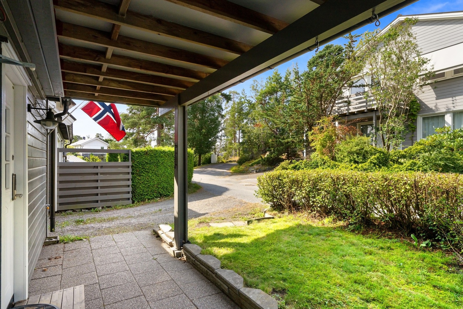 Parkeringsplass i carport og i innkjørsel Galleribilde