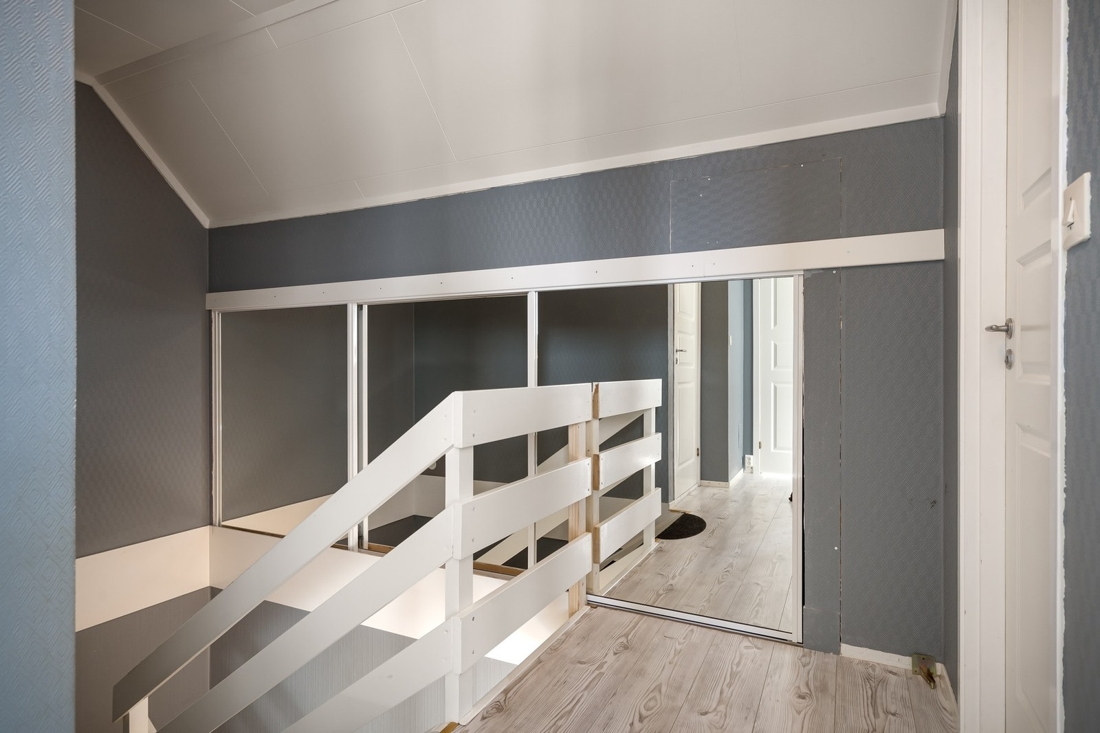 Lagring i kneloft og på loft i 2. etasje Galleribilde