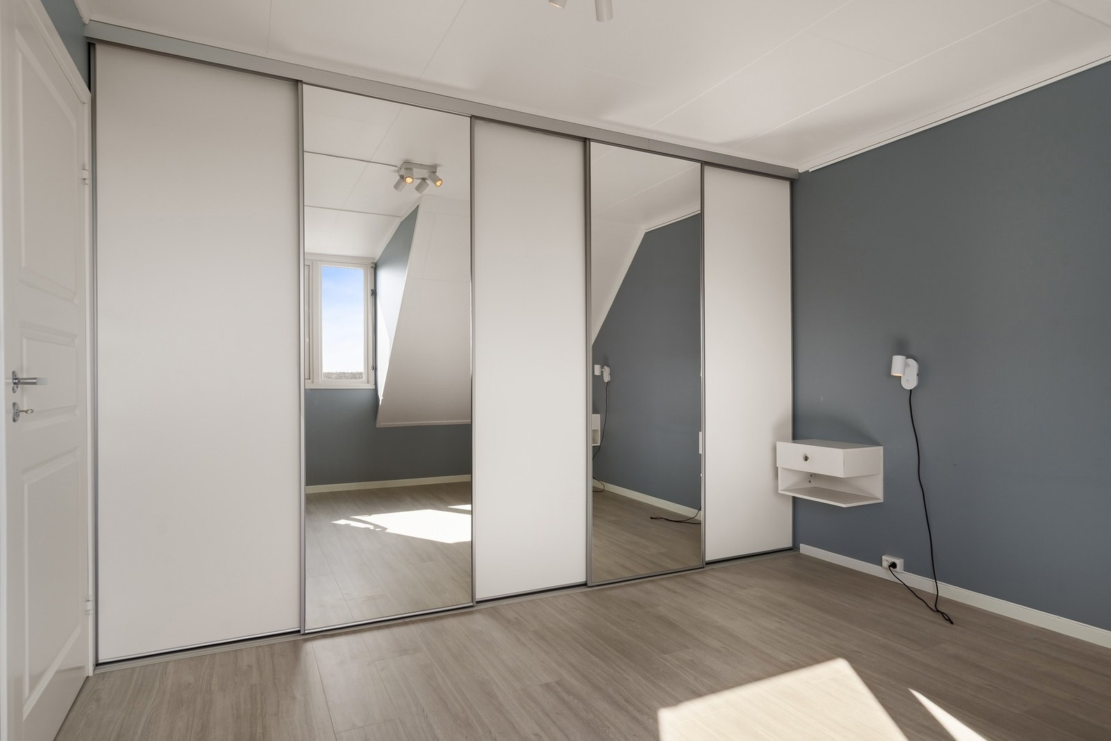 Hovedsoverom har skyvedørsgarderobe og god plass til dobbeltseng Galleribilde