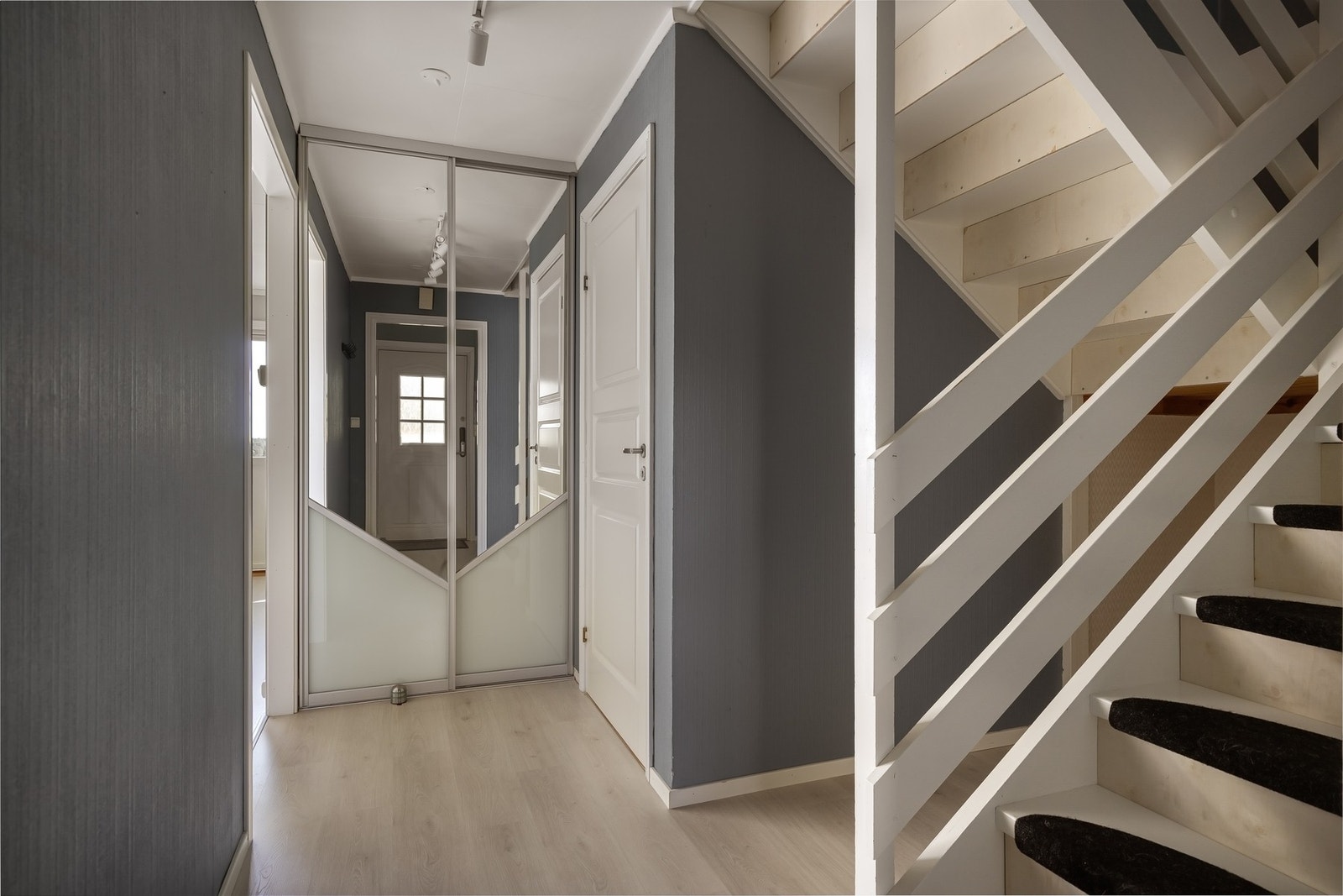 Gode lagringsmuligheter i bod, skyvedørsgarderobe og under trapp Galleribilde