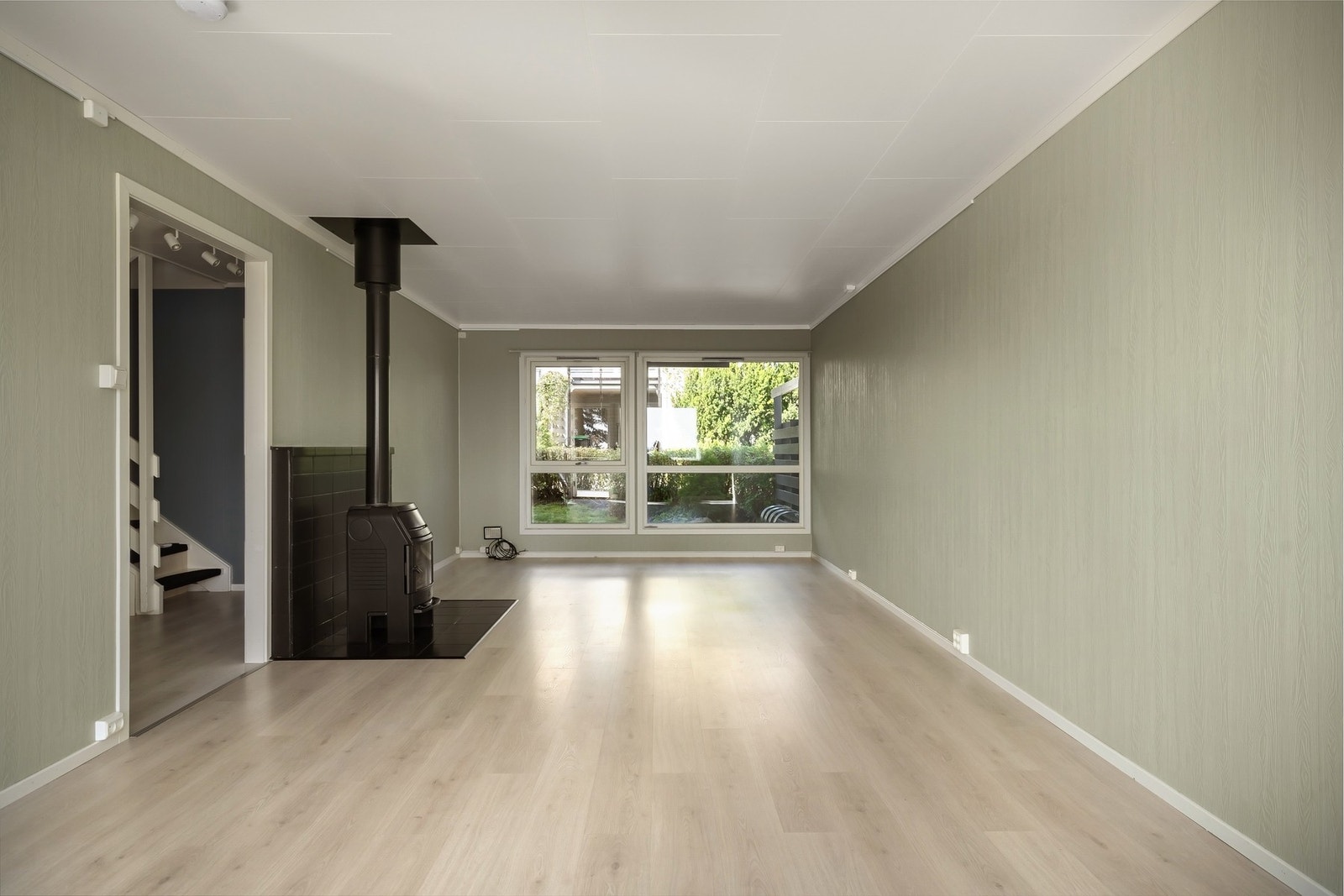 Romslig stue som enkelt innredes med sofagruppe og spisestue Galleribilde