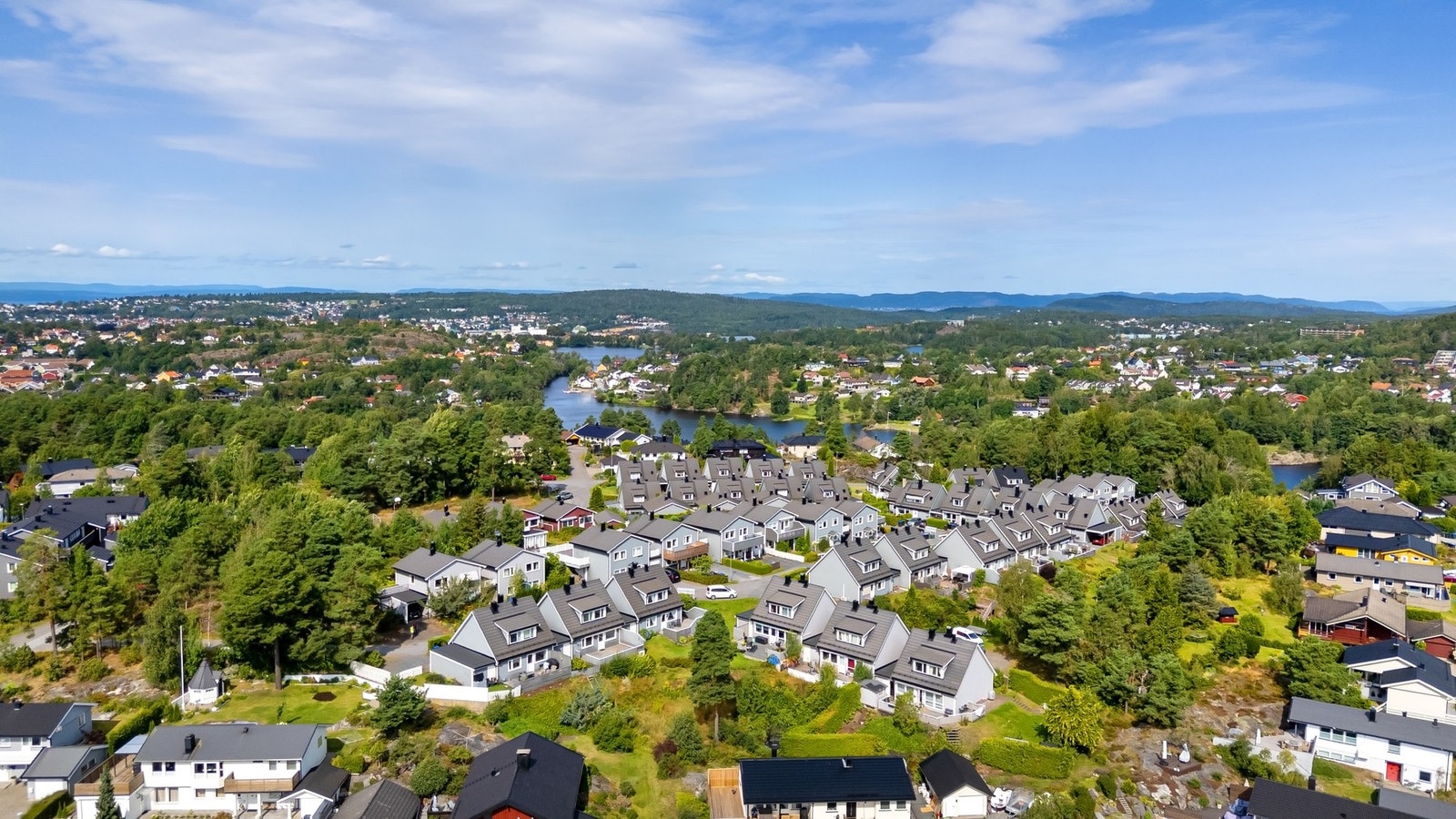 Herfra har du kort vei til blant annet turområder, busstopp, skole og barnehage Galleribilde