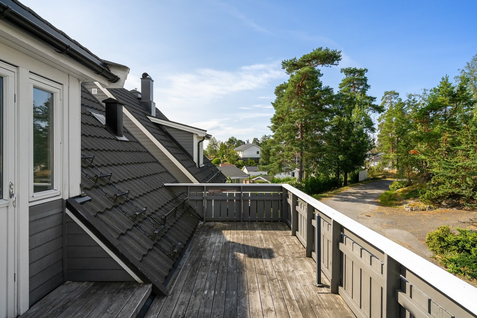 Vestvendt balkong hvor ettermiddags- og kveldssolen kan nytes Galleribilde