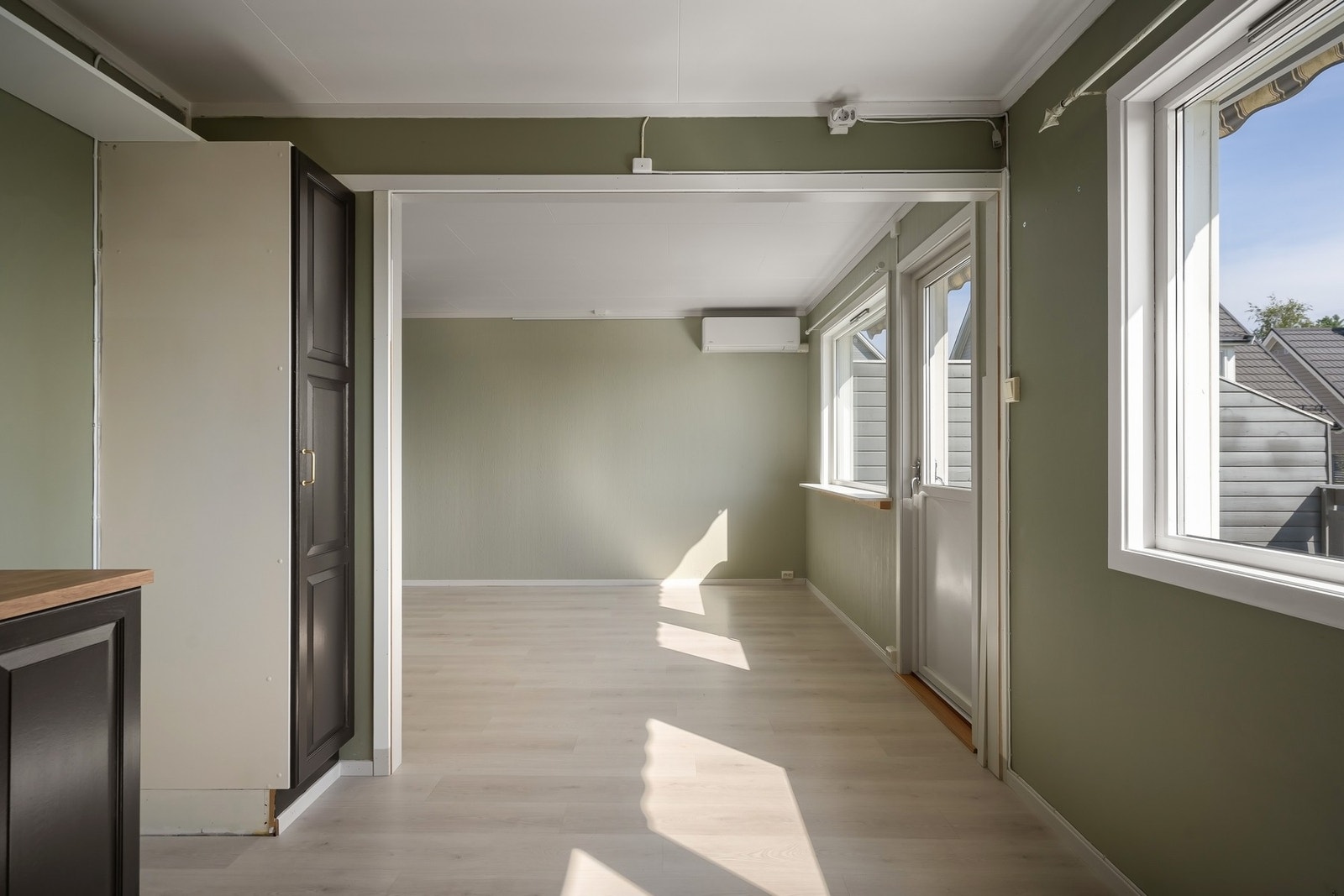 Fra stuen er det utgang til en romslig veranda Galleribilde