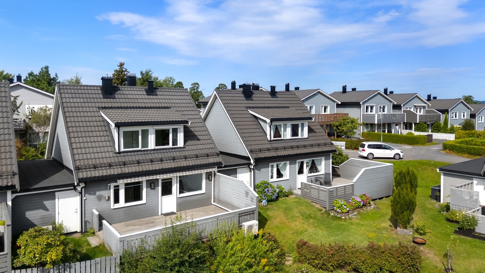 Boligen har en fint intern beliggenhet med gode solforhold Galleribilde