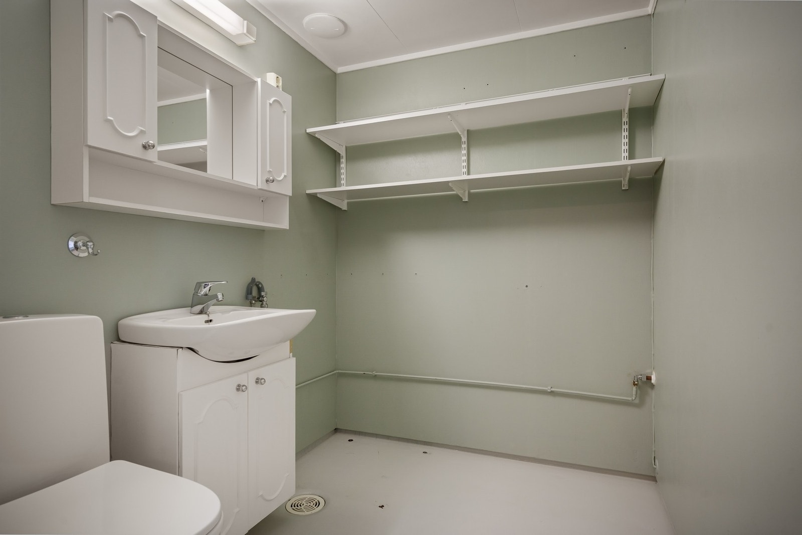 Vaskerom med toalett og god hylleplass Galleribilde