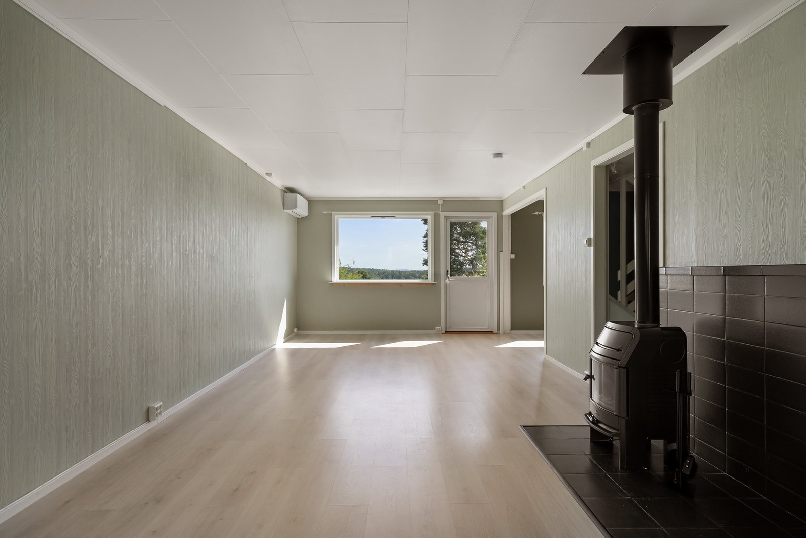 Både vedovn og varmepumpe sørger for god temperatur på kalde dager Galleribilde