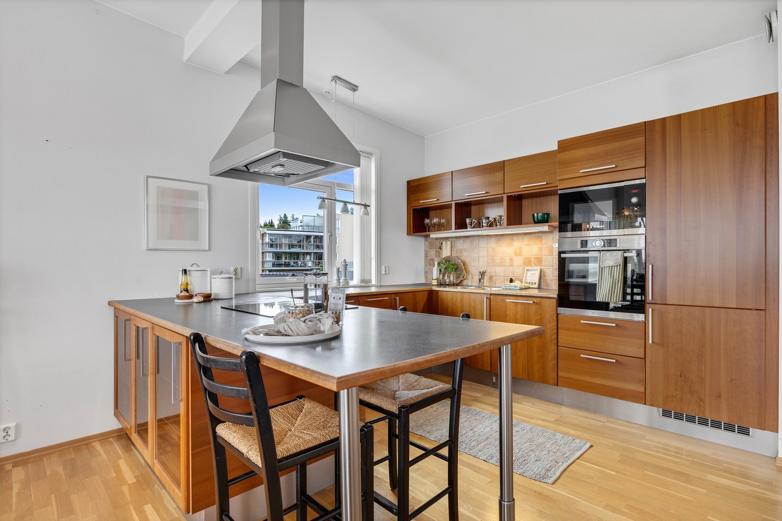 Stort kjøkken som ligger i hjørnet på stua Galleribilde