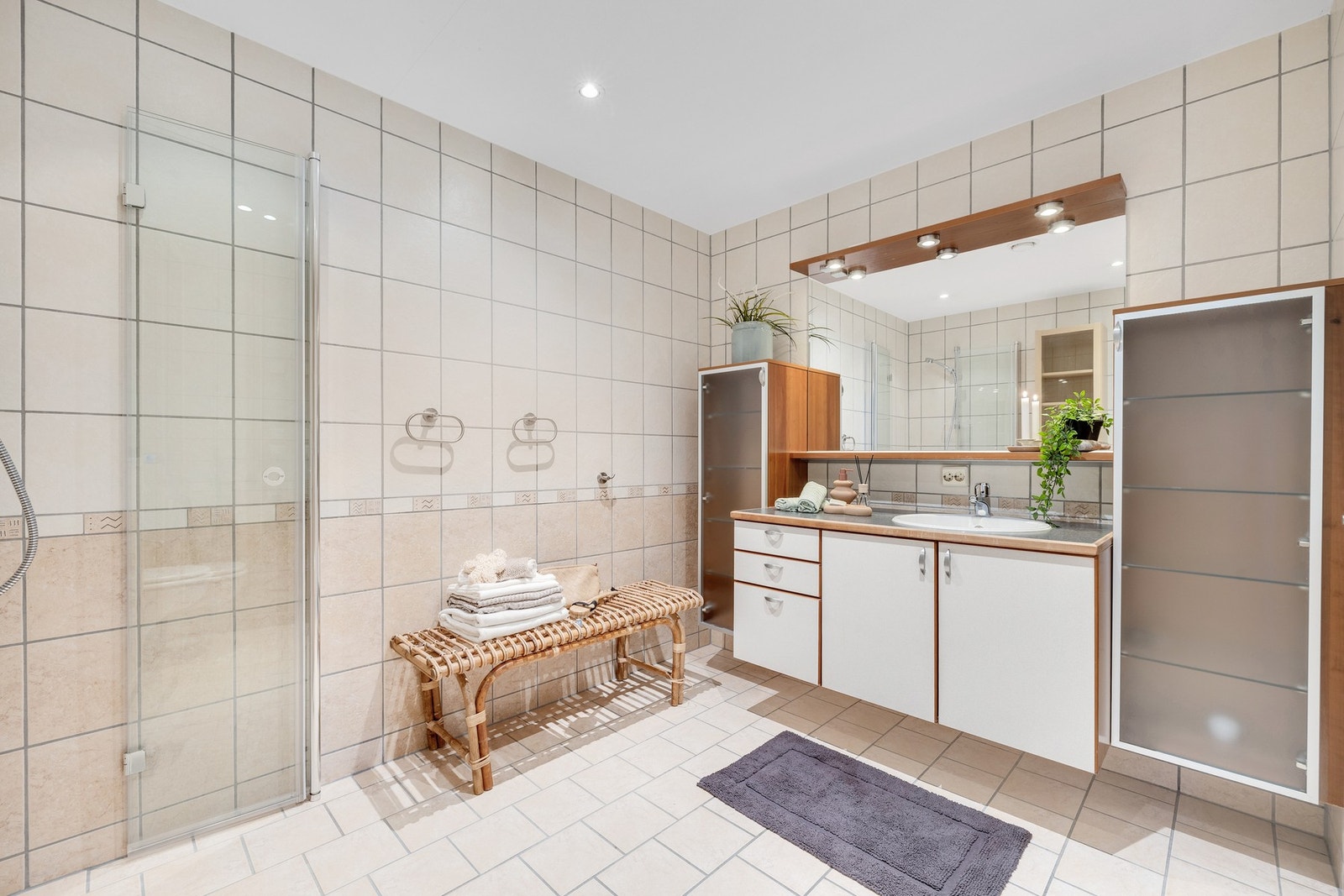 Flislagt bad på 6,4 m² fra byggeår. Det har vært dusjkabinett helt fram til 2025 Galleribilde