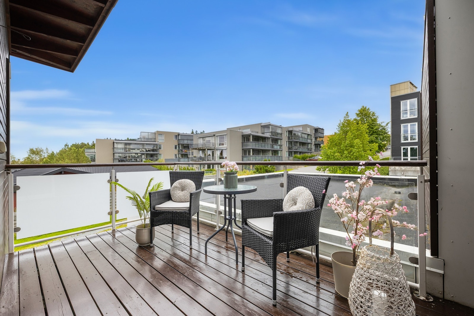 Balkongen på baksiden er nordøstvendt og er på 9 m² Galleribilde