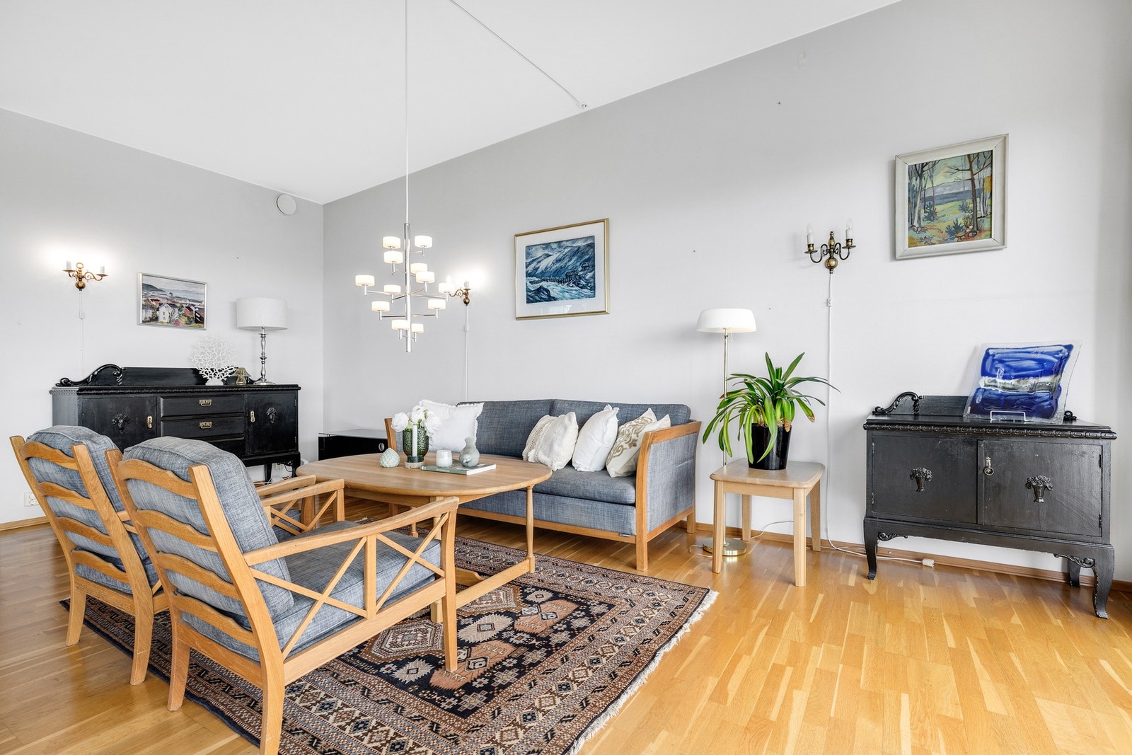 De store vindusflatene bidrar til mye naturlig lys Galleribilde