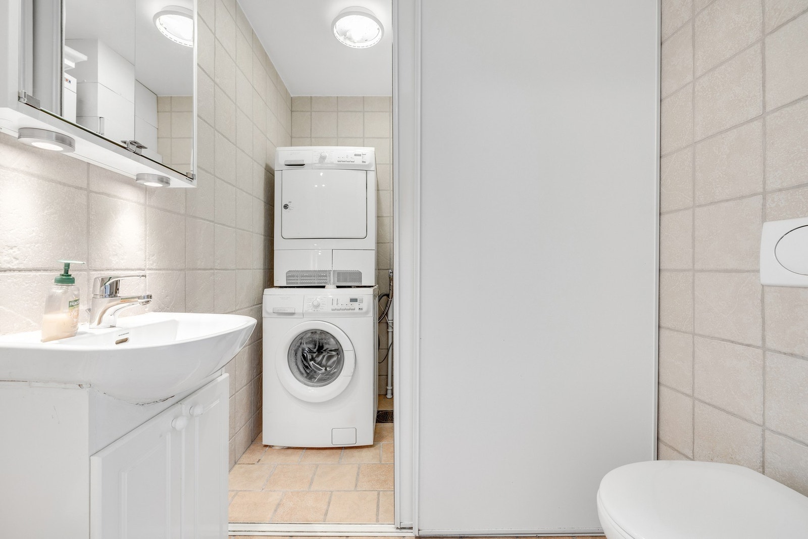 Separat toalettrom kombinert med vaskerom. Rommet er på 3,9 m² Galleribilde