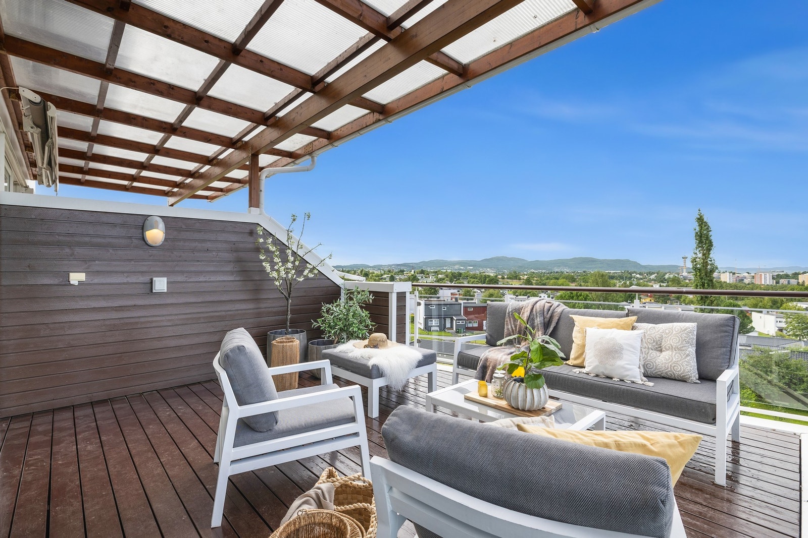 Verandaen er på 17,9 m² og nyter gode solforhold og solnedgang Galleribilde