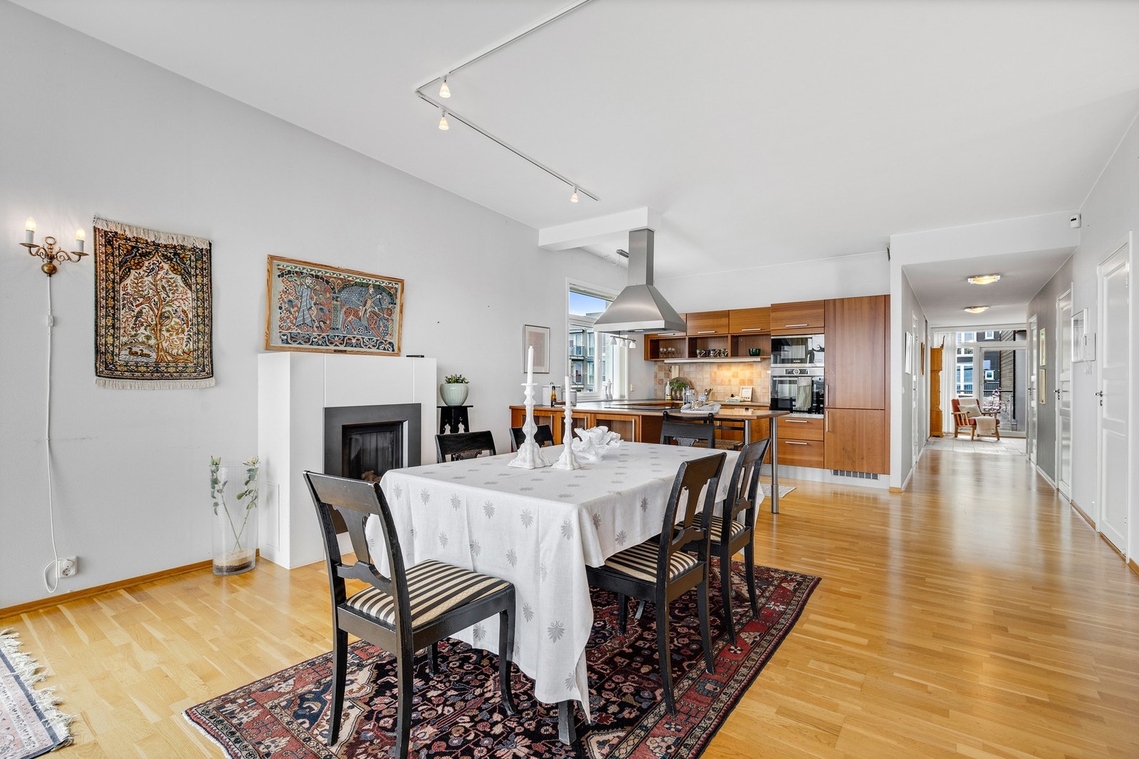 Leiligheten varmes opp av fjernvarme og gass. Det er også balansert ventilasjon for godt inneklima Galleribilde