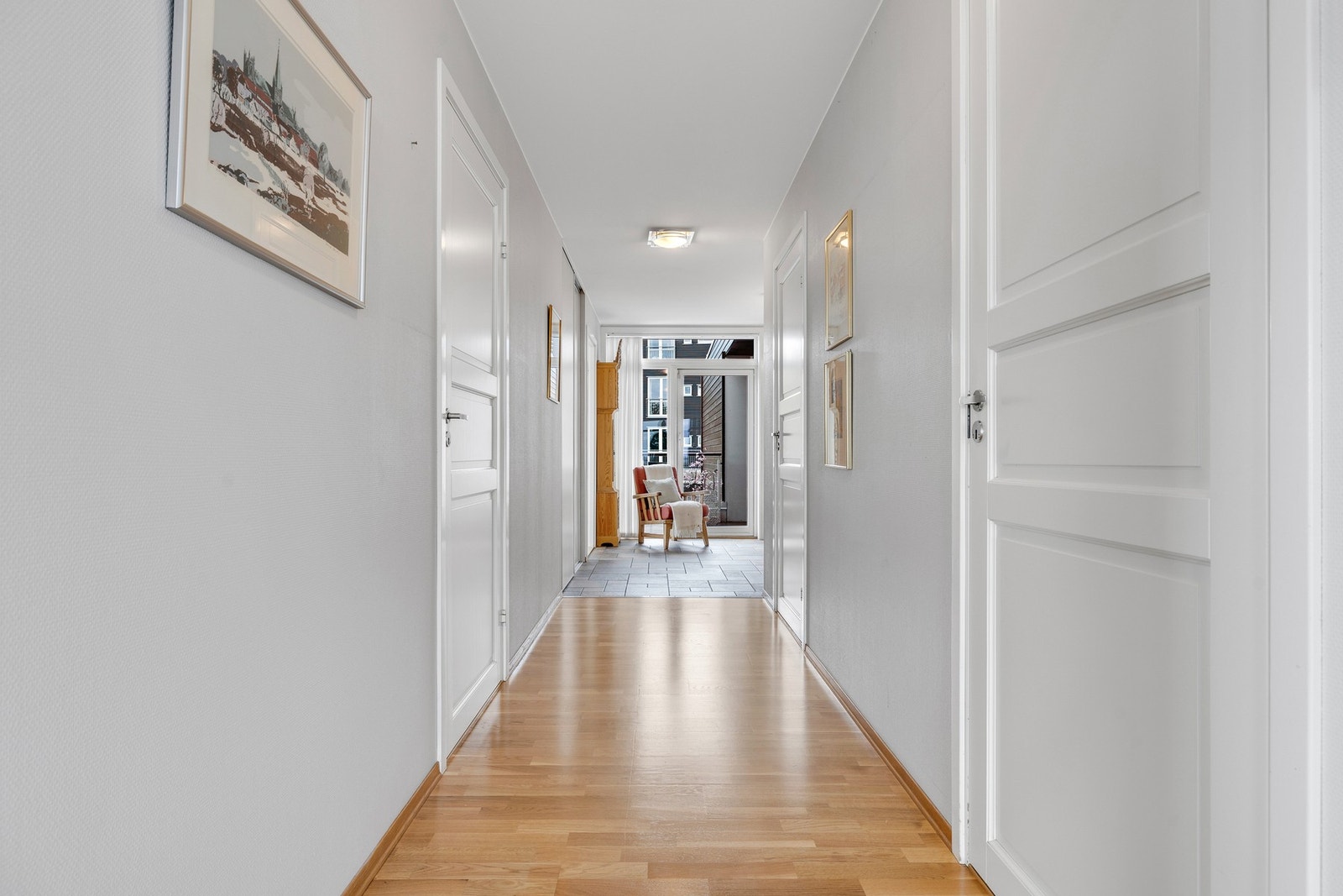 Gangen på 5,3 m² binder leiligheten sammen Galleribilde