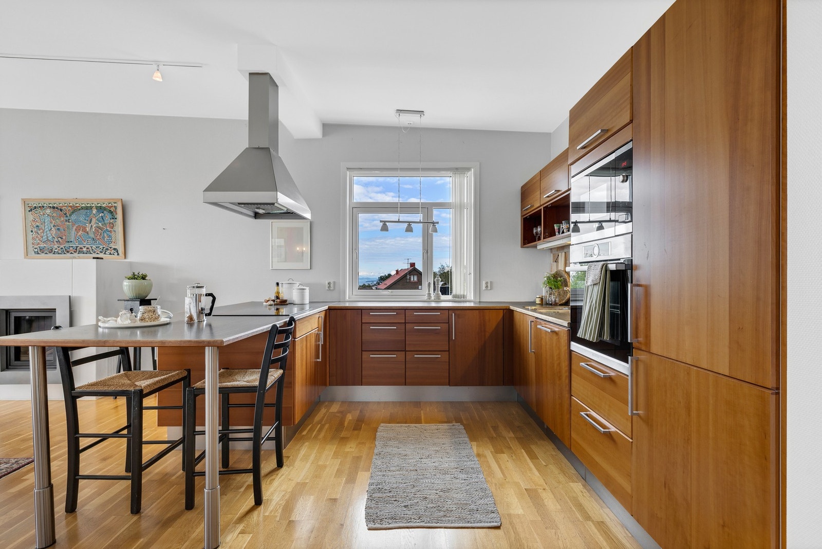 Rikelig med skap og benkeplass Galleribilde