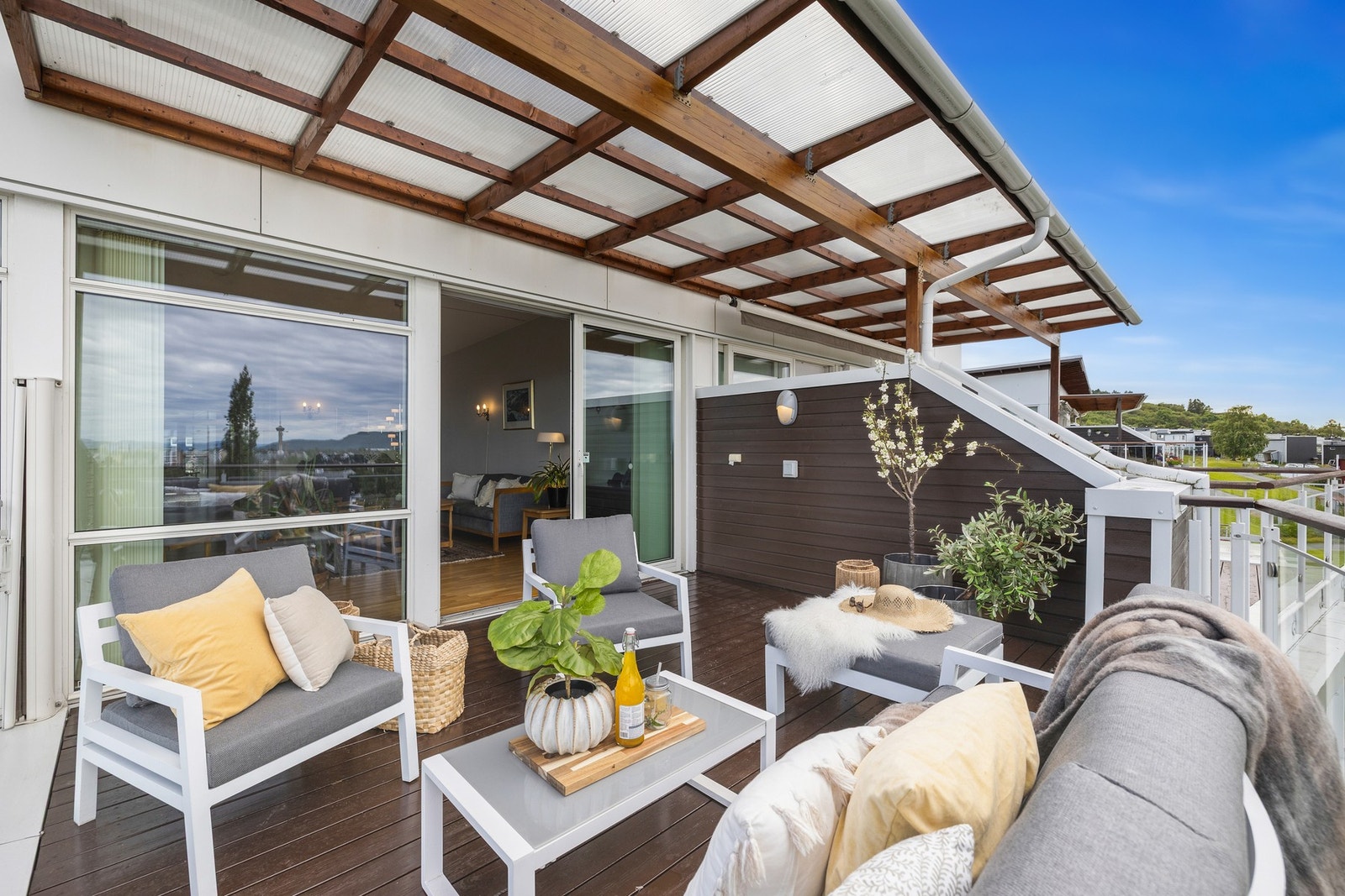 God plass til sittegrupper på begge uteplasser Galleribilde