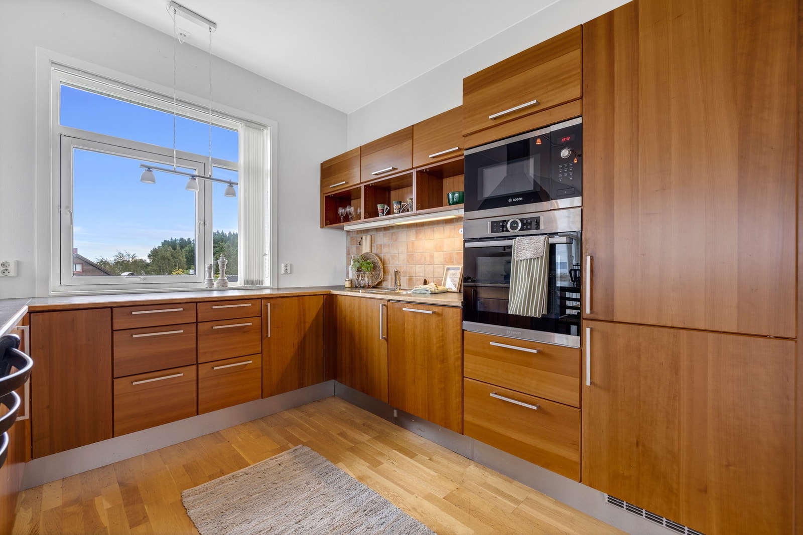 Av integrerte hvitevarer er det platetopp, stekeovn, oppvaskmaskin, mikrobølgeovn og kjøle-/fryseskap. Galleribilde