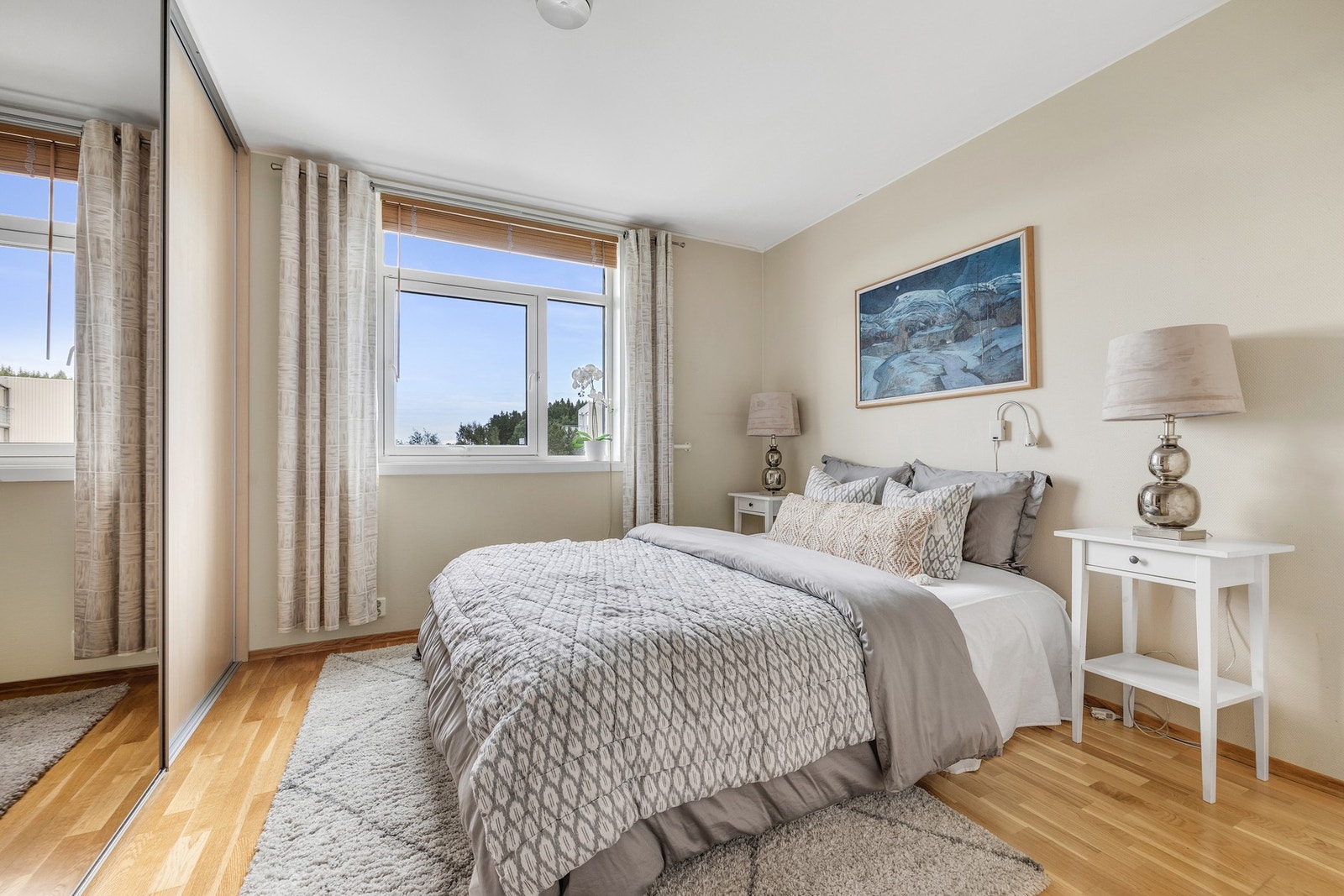 Soverom 1 er på 11,4 m². Stort plassbygd garderobeskap Galleribilde