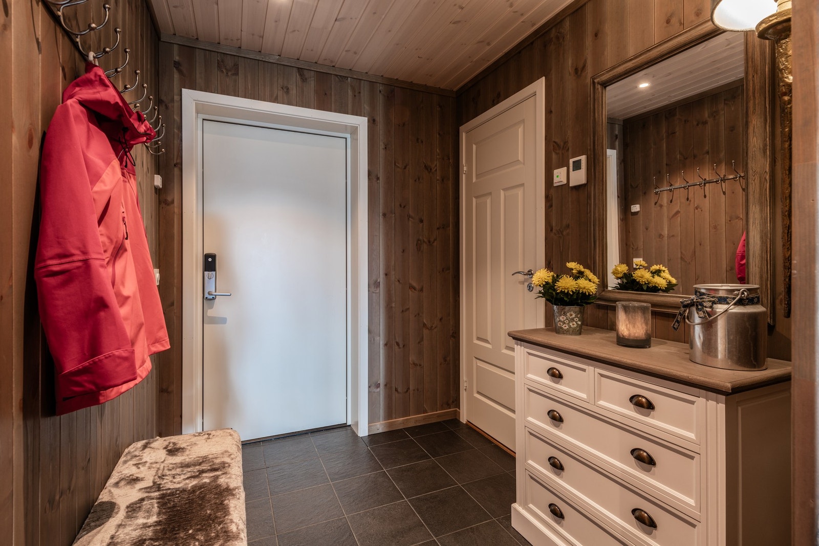 Her har du god plass til å henge fra deg og inngang til bod/teknisk rom. Galleribilde