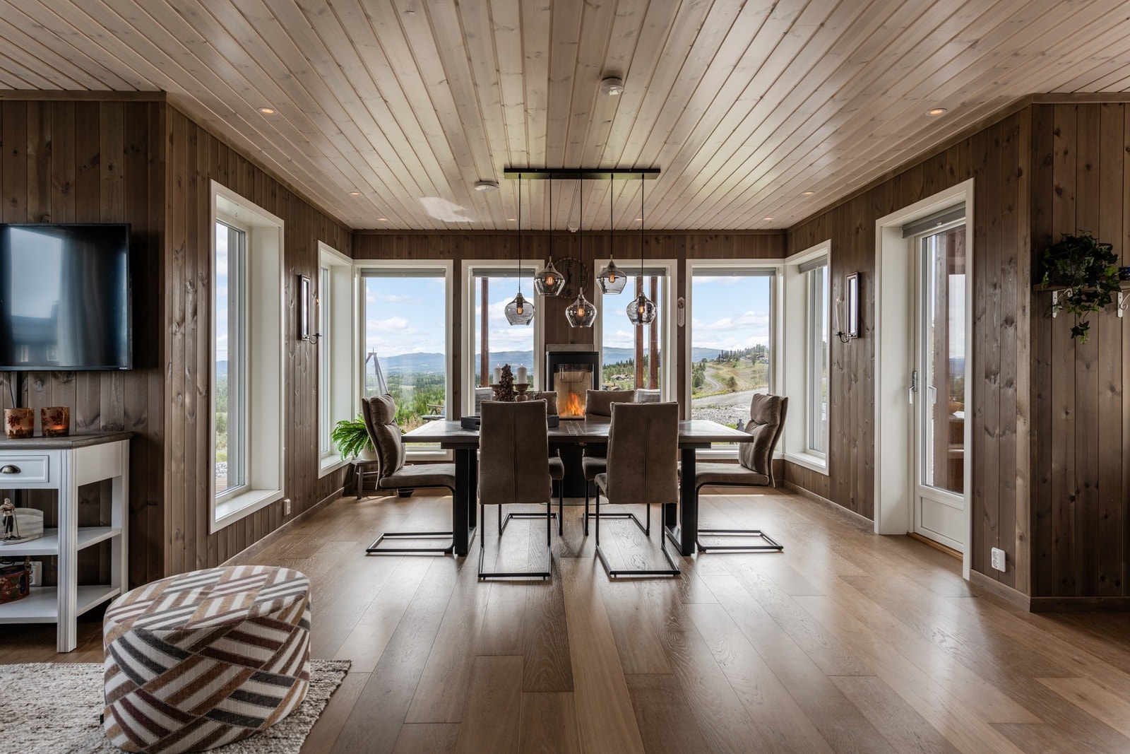 Parkett og fliser i hele leiligheten. Gulvvarme i stue, kjøkken, gang, innvendig bod og badene. Galleribilde