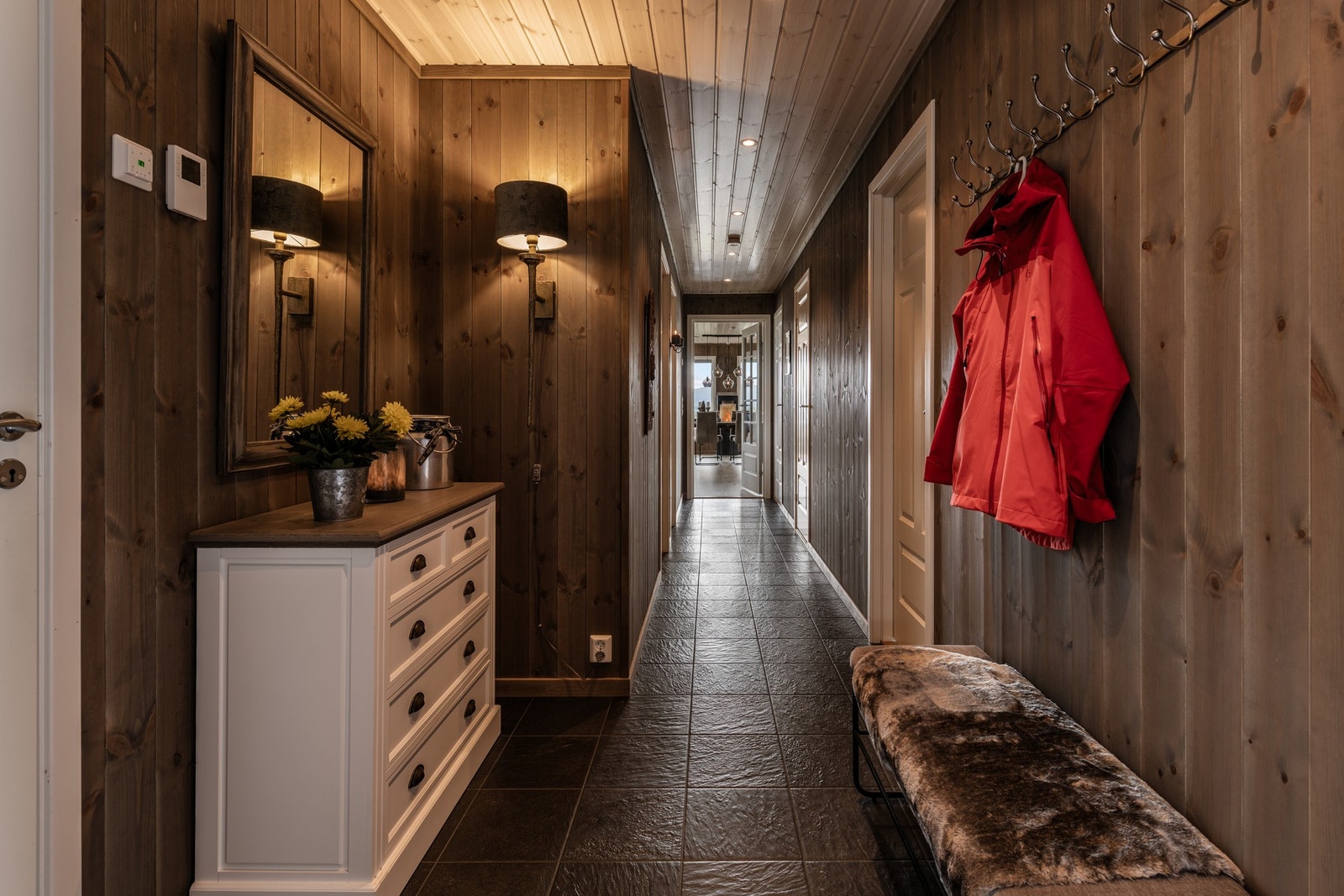 Velkommen inn! Romslig, flislagt entré og gang med gulvvarme. Galleribilde