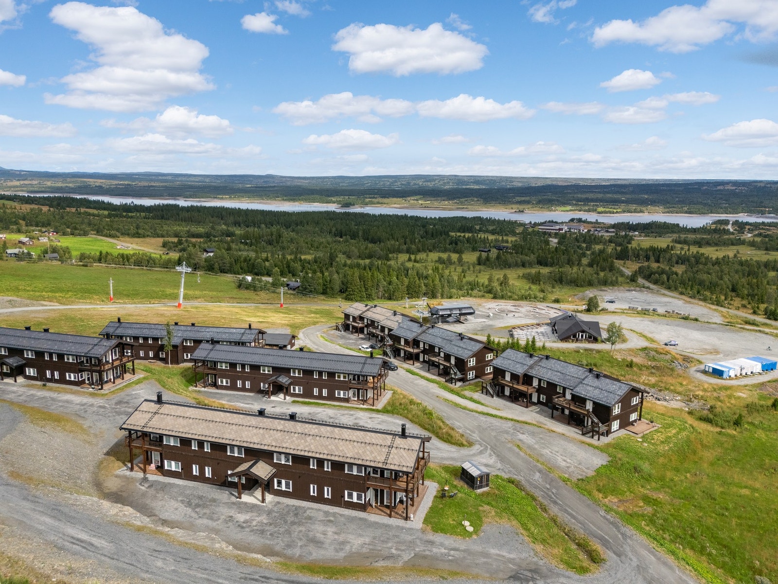 Flott utsikt mot Valdresfjellene, Hemsedalsfjellet og alpinbakken. Galleribilde