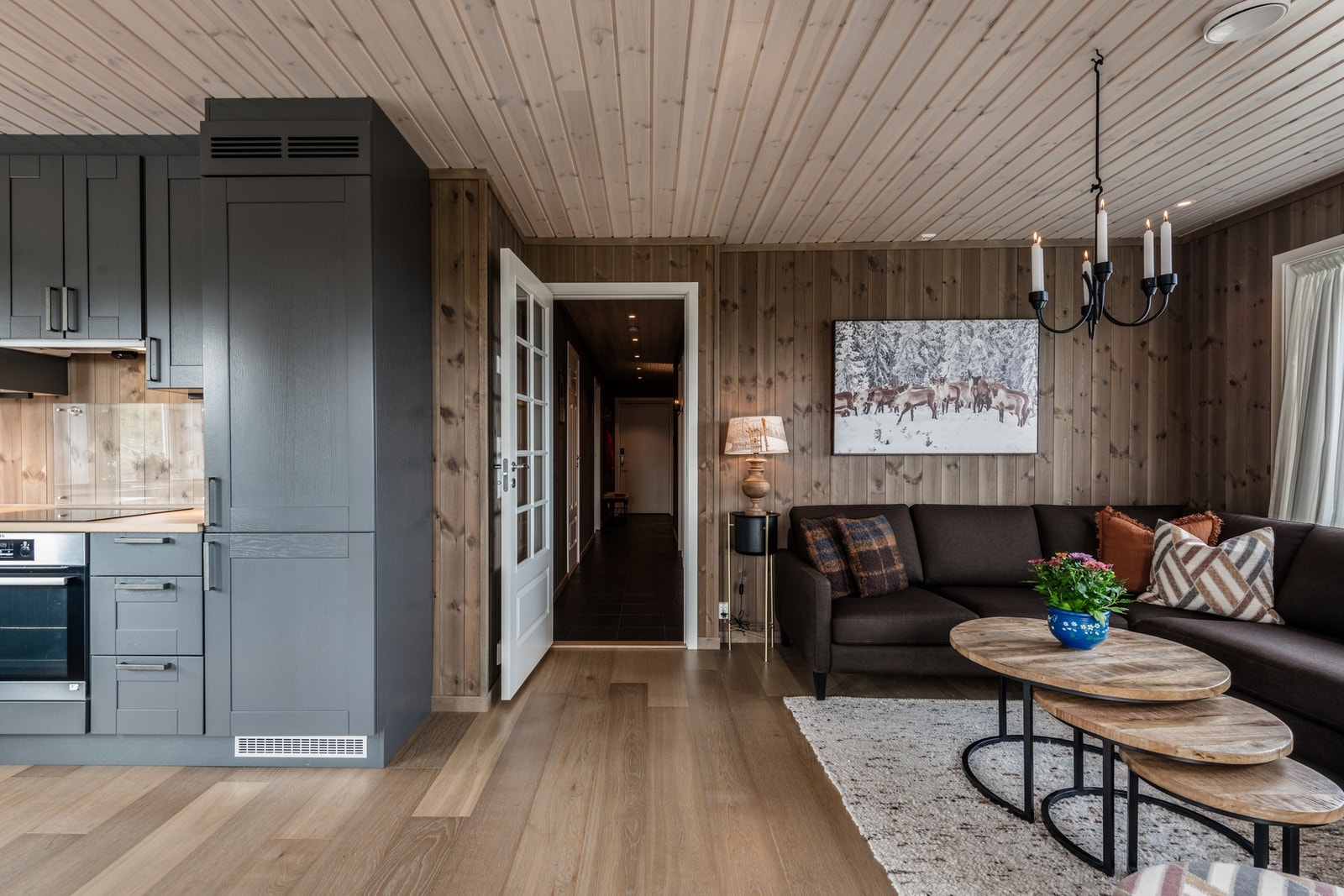 Glassdør som skiller mellom gang og åpen kjøkken/stue løsning. Galleribilde