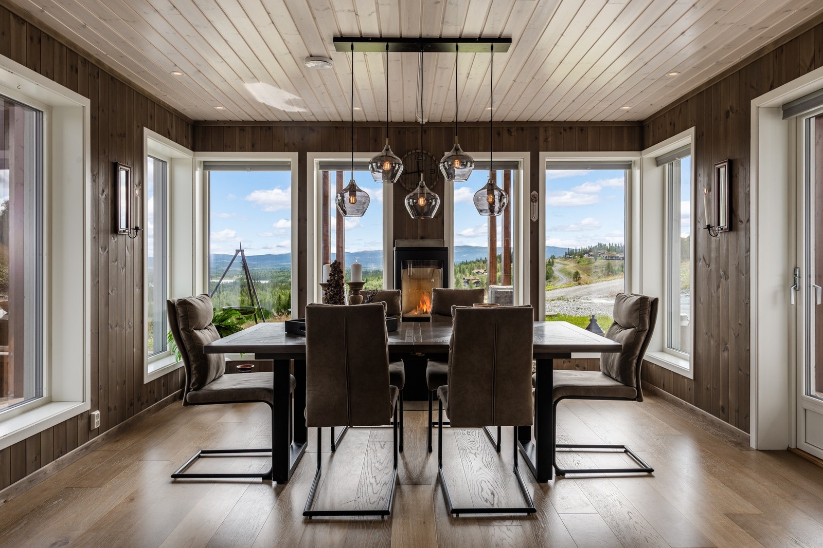 Direkte utgang fra stuen til takoverbygget terrasse på ca. 26 kvm. Galleribilde