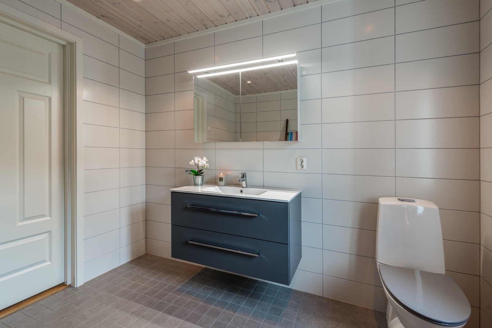 Overskap med speildører og overlys. Galleribilde