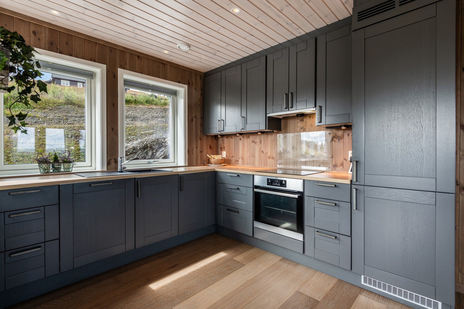 Kjøkkenet har alt du trenger, med integrerte hvitevarer. Galleribilde