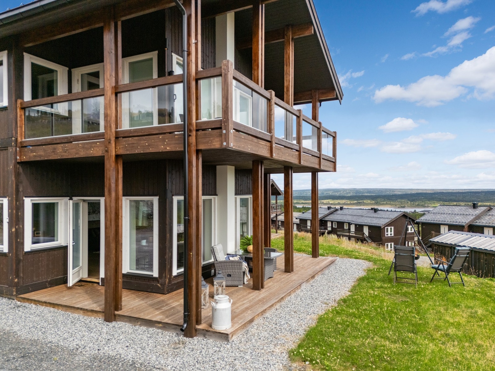 Fra terrassen kan man nyte gode solforhold og flott utsikt. Galleribilde