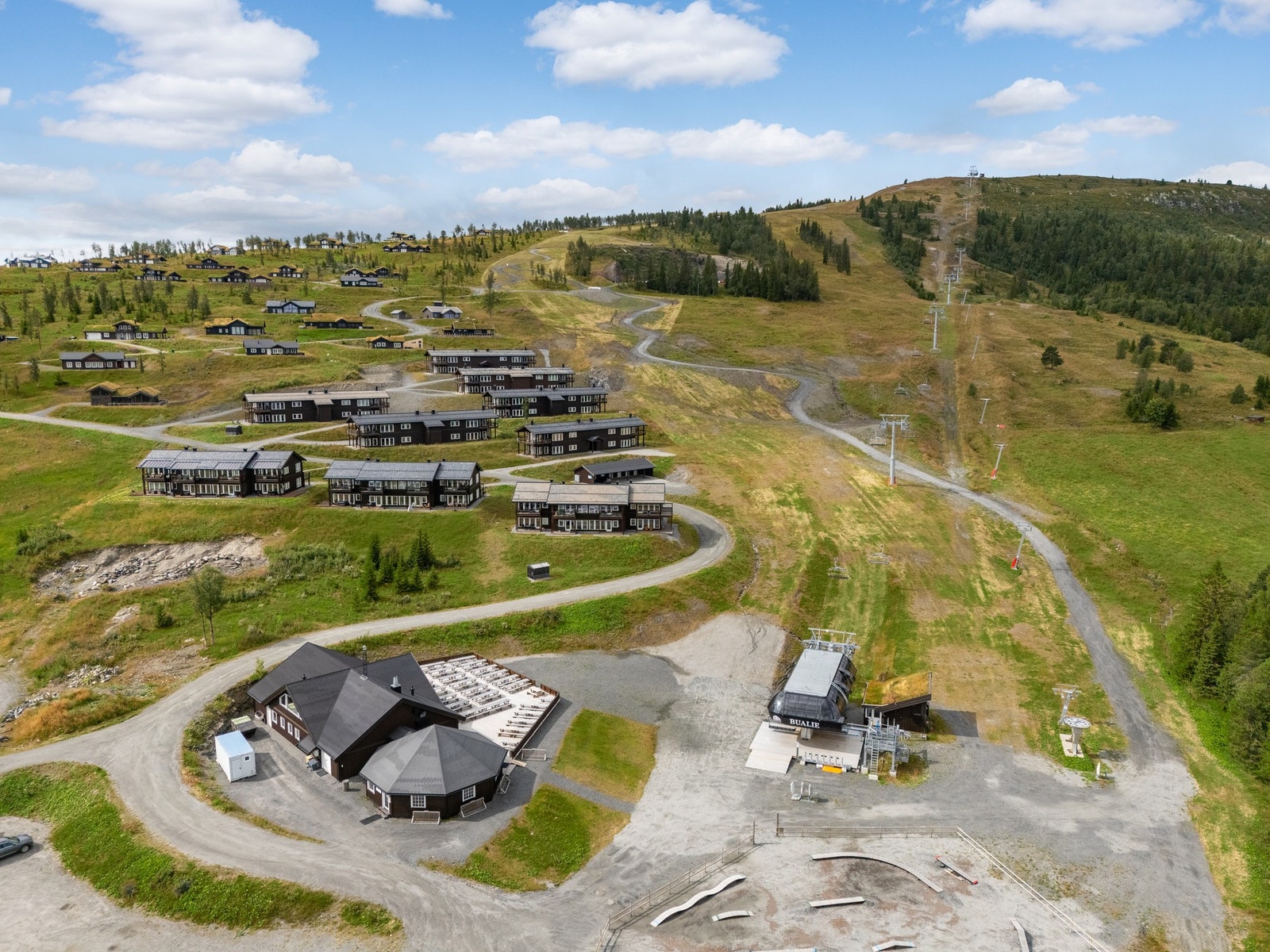 Golsfjellet alpinsenter Bualie er et familievennlig skisenter med 6-seters stolheis. Galleribilde