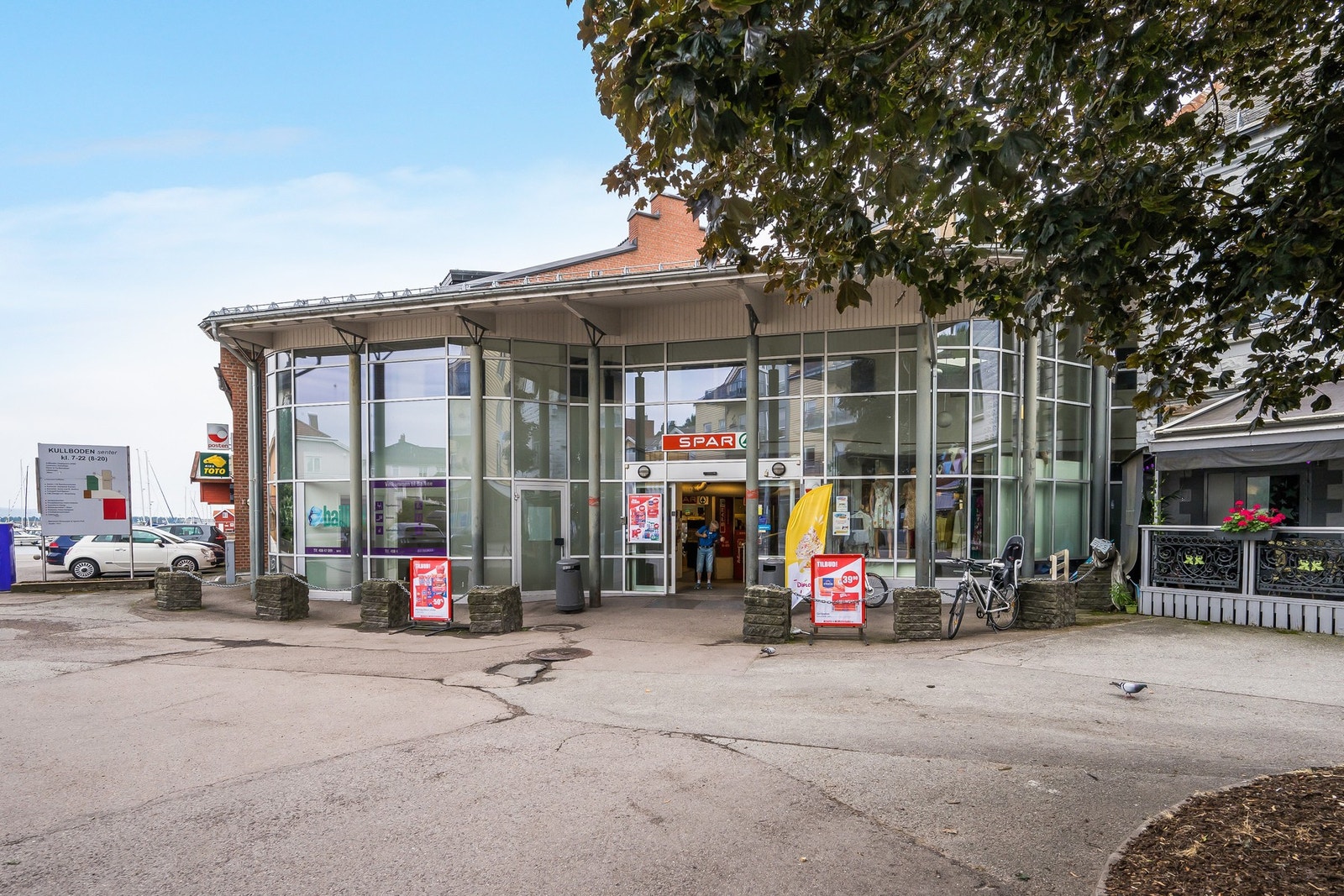 Et steinkast unna ligger også Kullboden senter. Her er det dagligvare, post, kafé og mer. Galleribilde