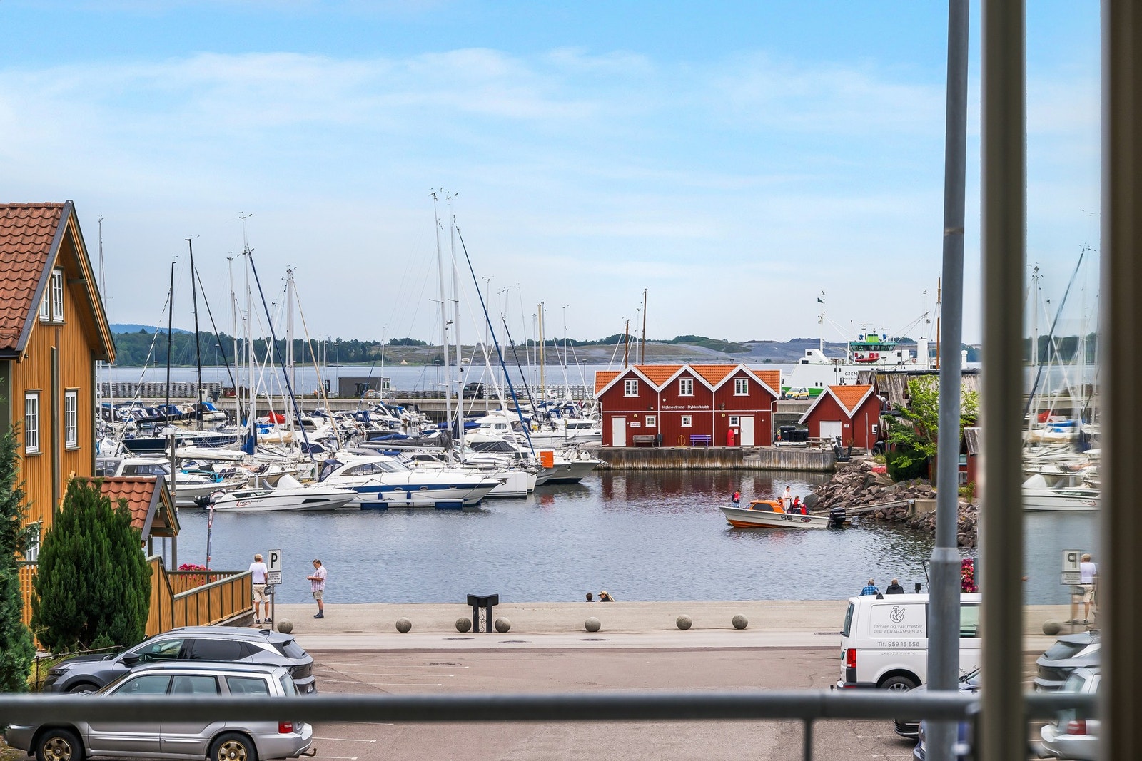 Det er flere parkeringsplasser i området med muligheter for leie. Galleribilde