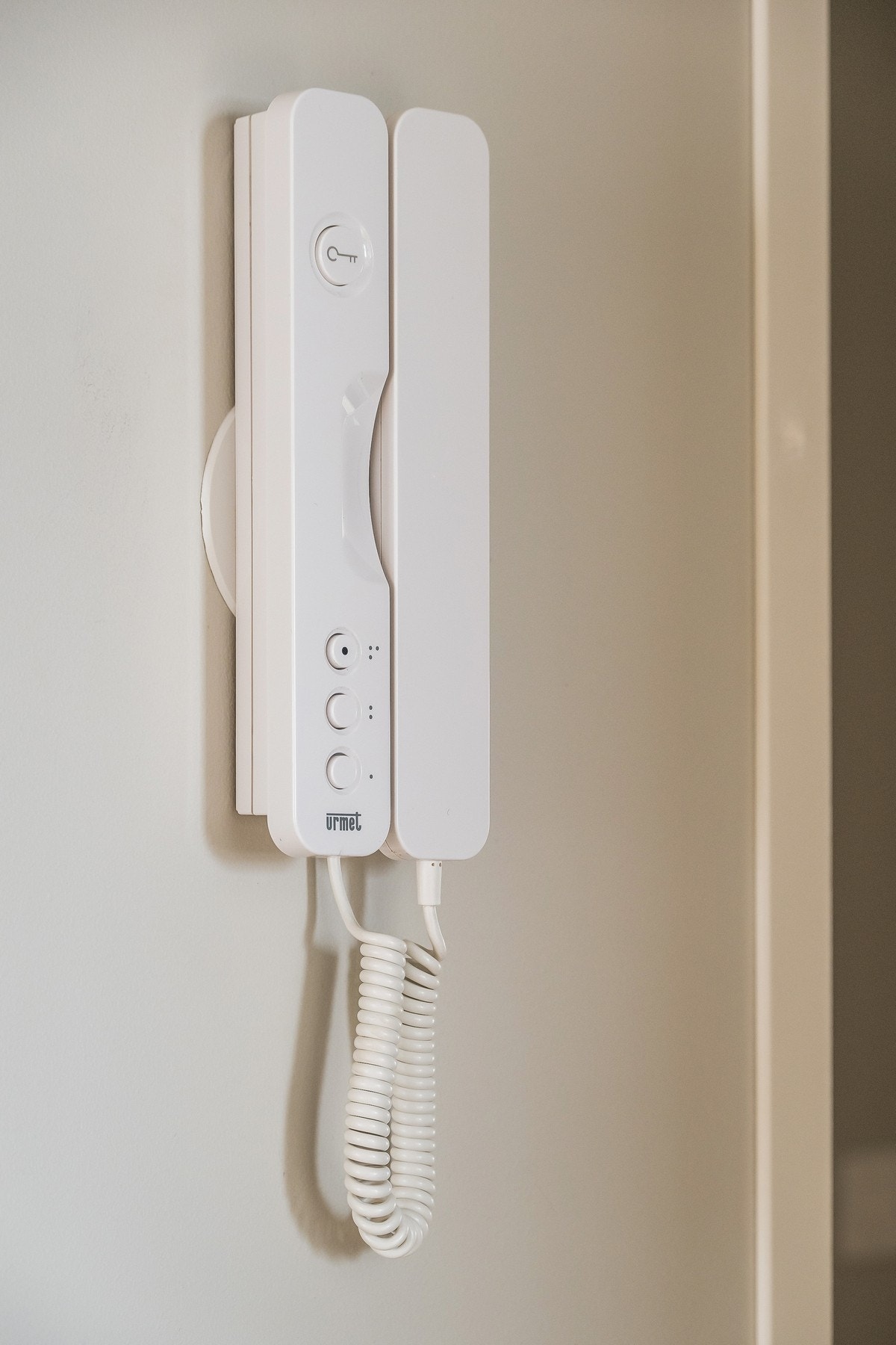 Porttelefonen sørger for at man enkelt kan slippe inn gjester, uten å måtte gå ned for å åpne. Galleribilde