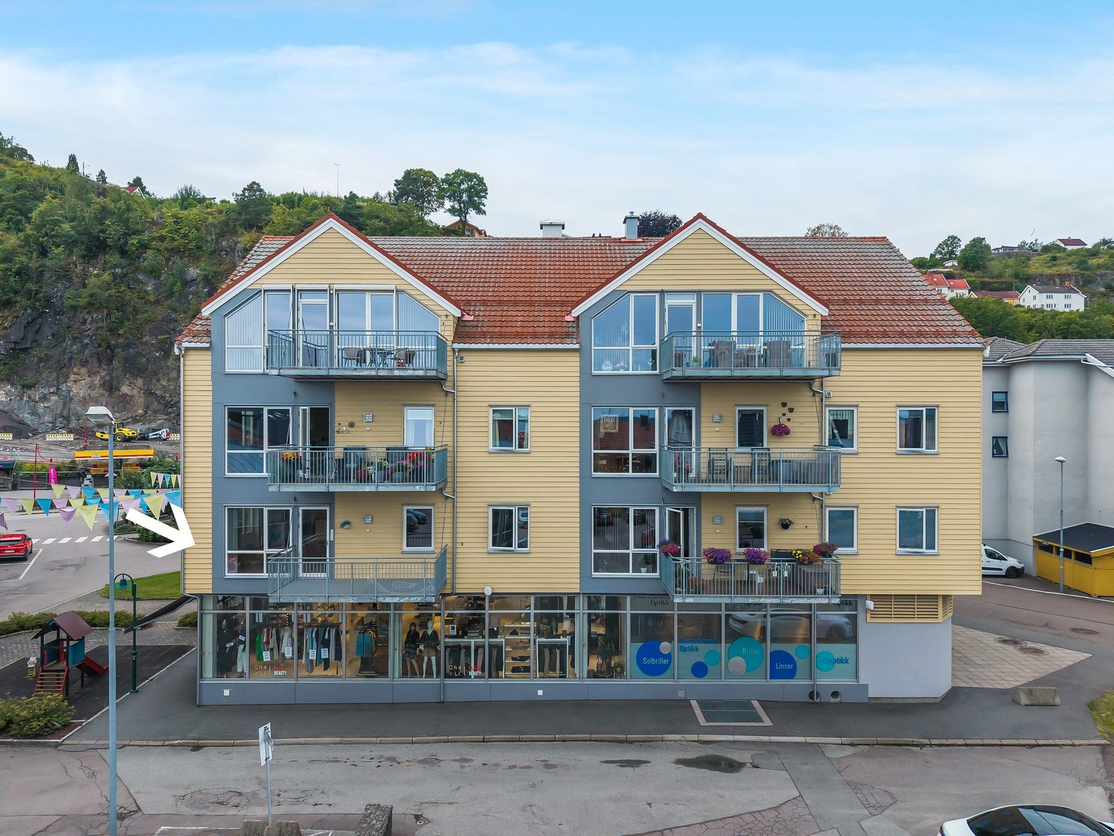 Svært sentral beliggenhet med sjøutsikt og gåavstand til "alt". Galleribilde