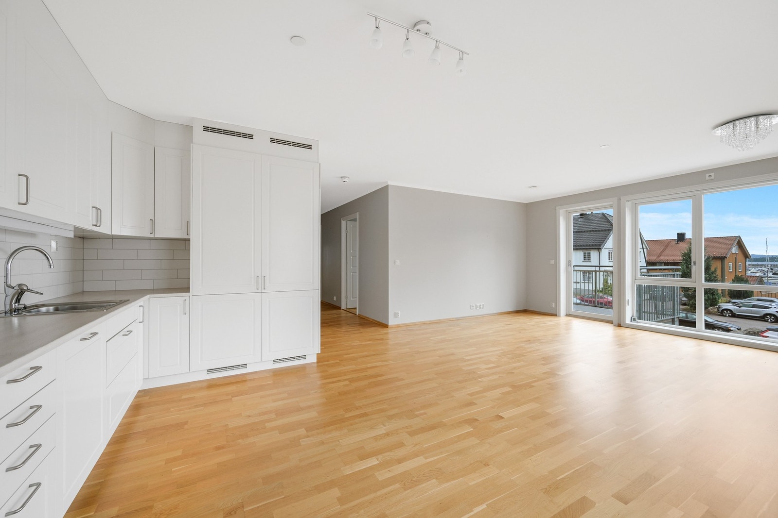 Hege Svebakk v/PrivatMegleren Holmestrand har gleden av å presentere Langgaten 19. Foto: Kristian T. Bollæren Galleribilde