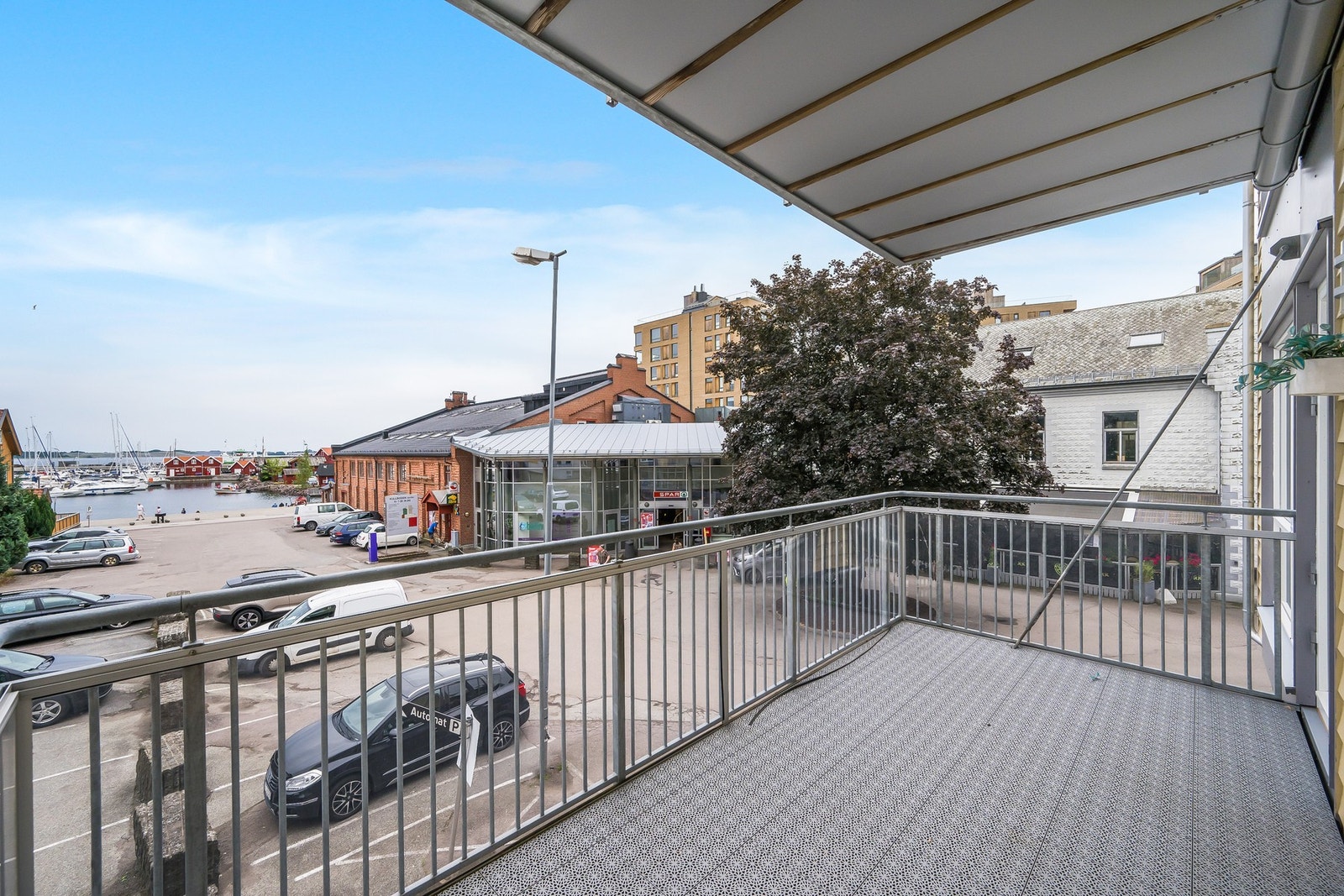 Balkongen over gir beskyttelse mot regn. Galleribilde